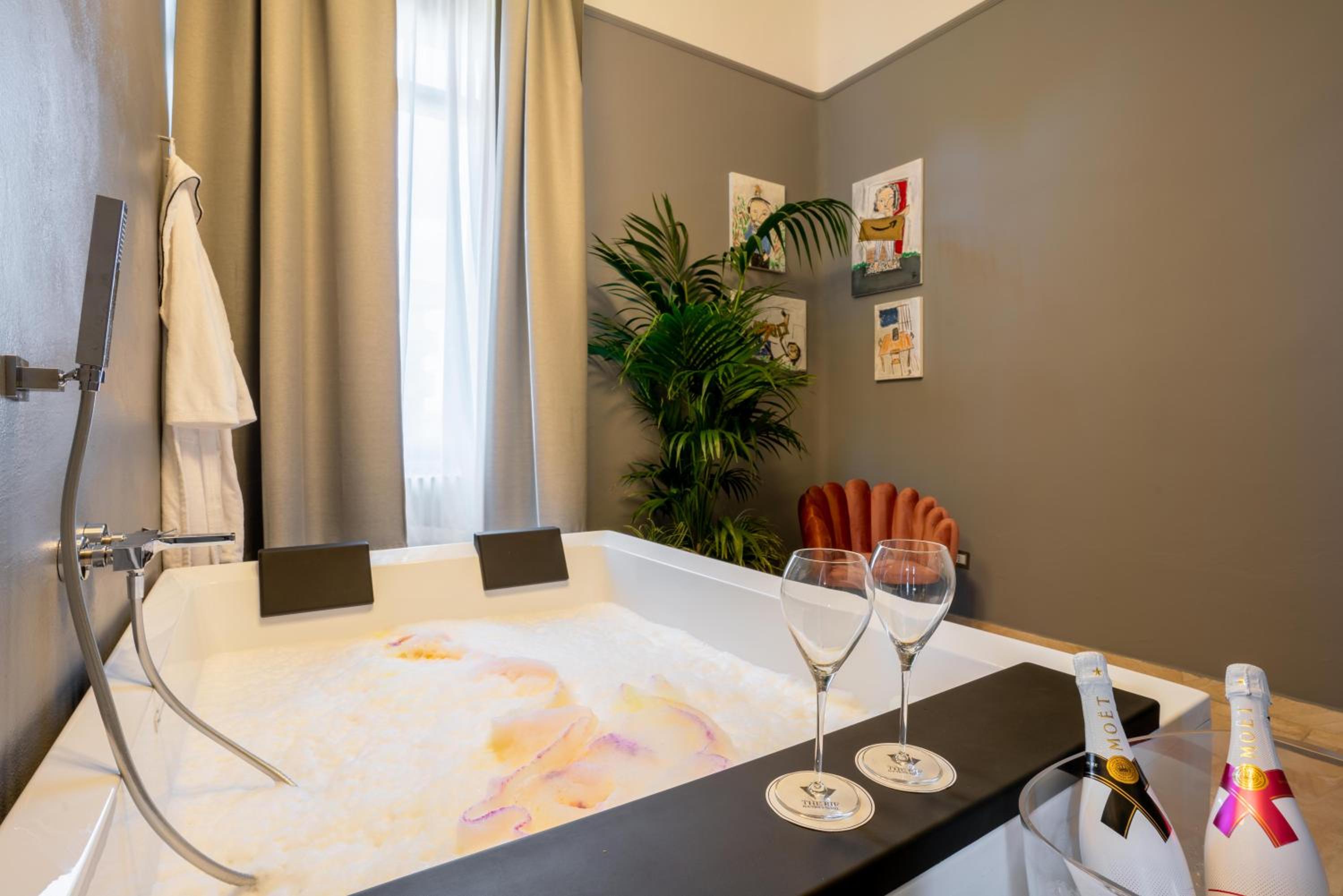 Deluxe Suite with Spa Bath - Photo 3
