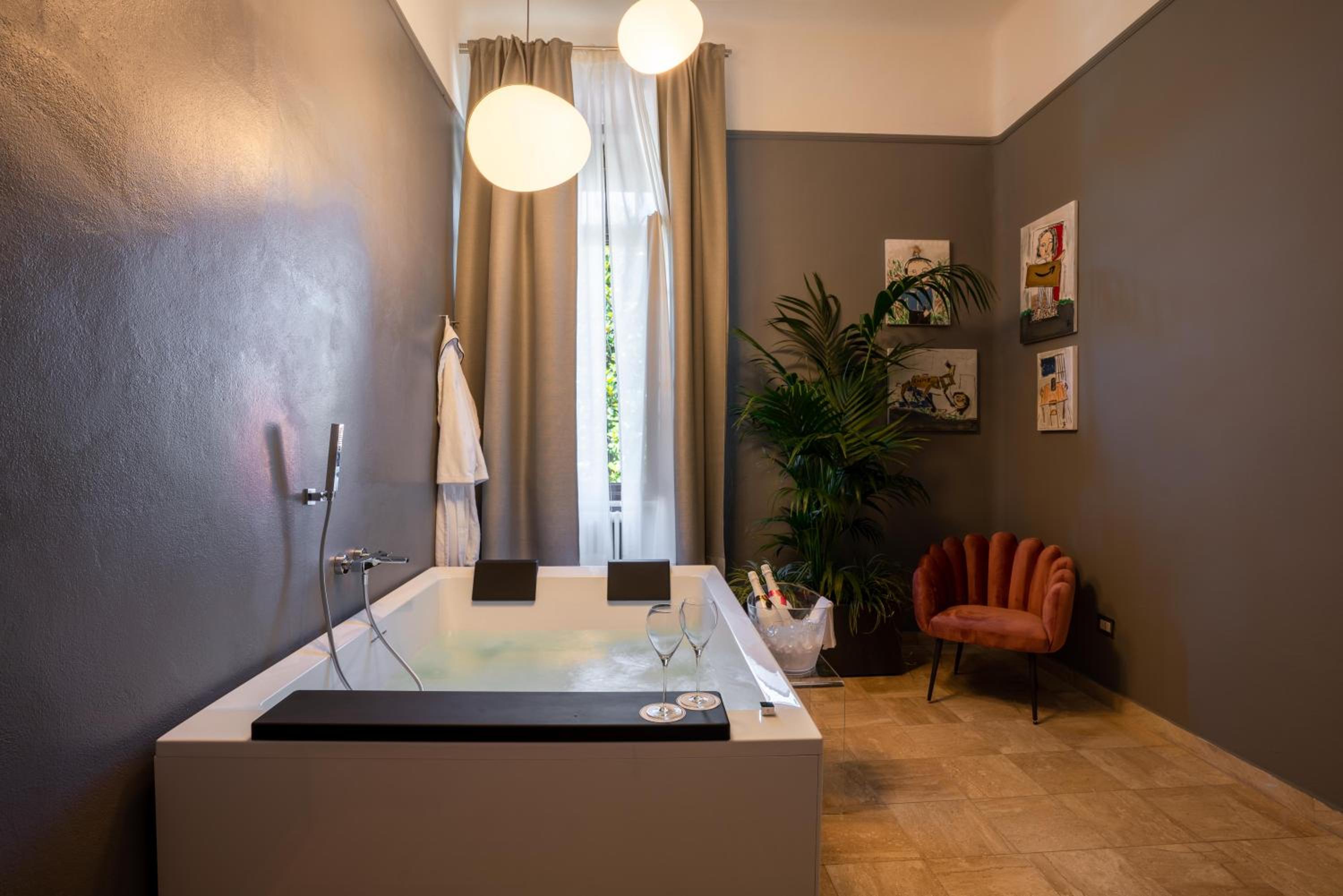 Deluxe Suite with Spa Bath - Photo 8