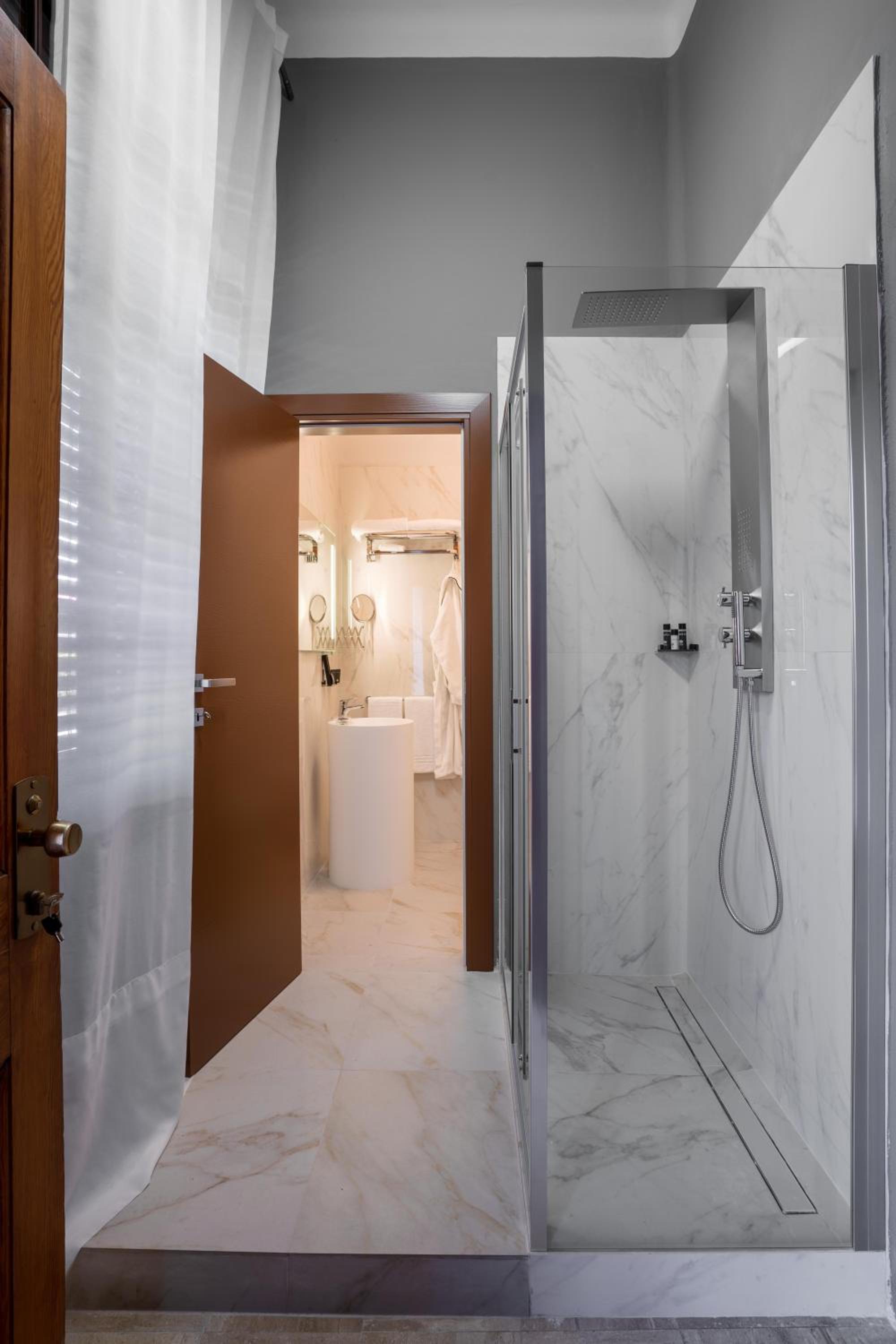 Deluxe Suite with Spa Bath - Photo 5