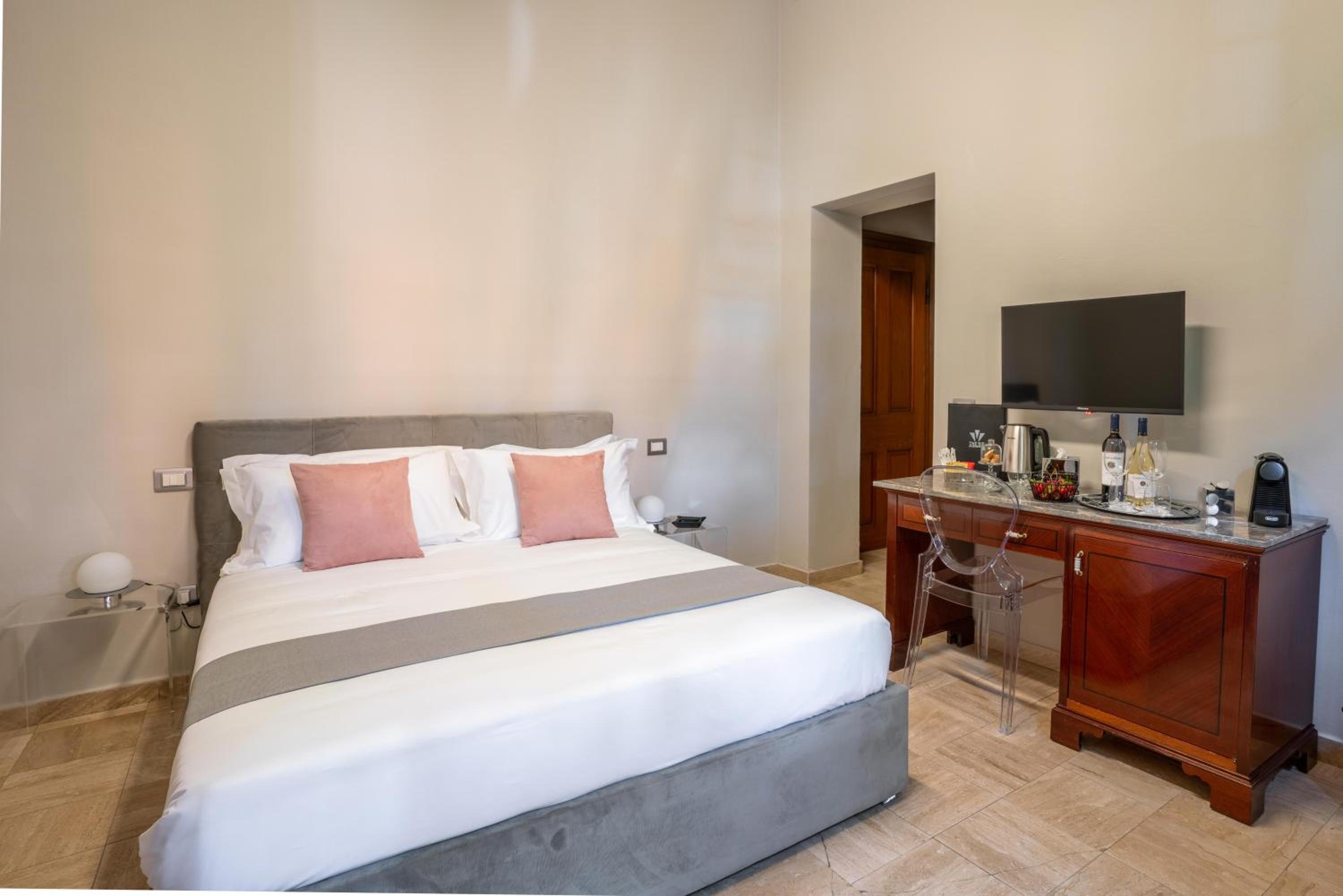 Standard Double Room - Photo 5