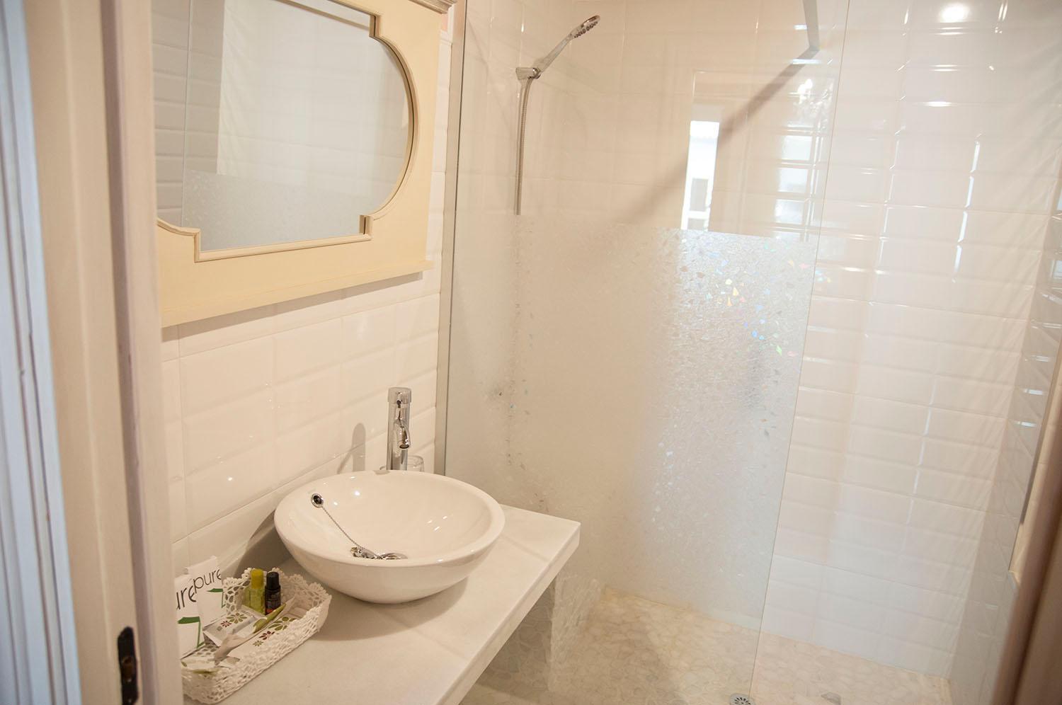 Double or Twin Room with Private Bathroom - Photo 14
