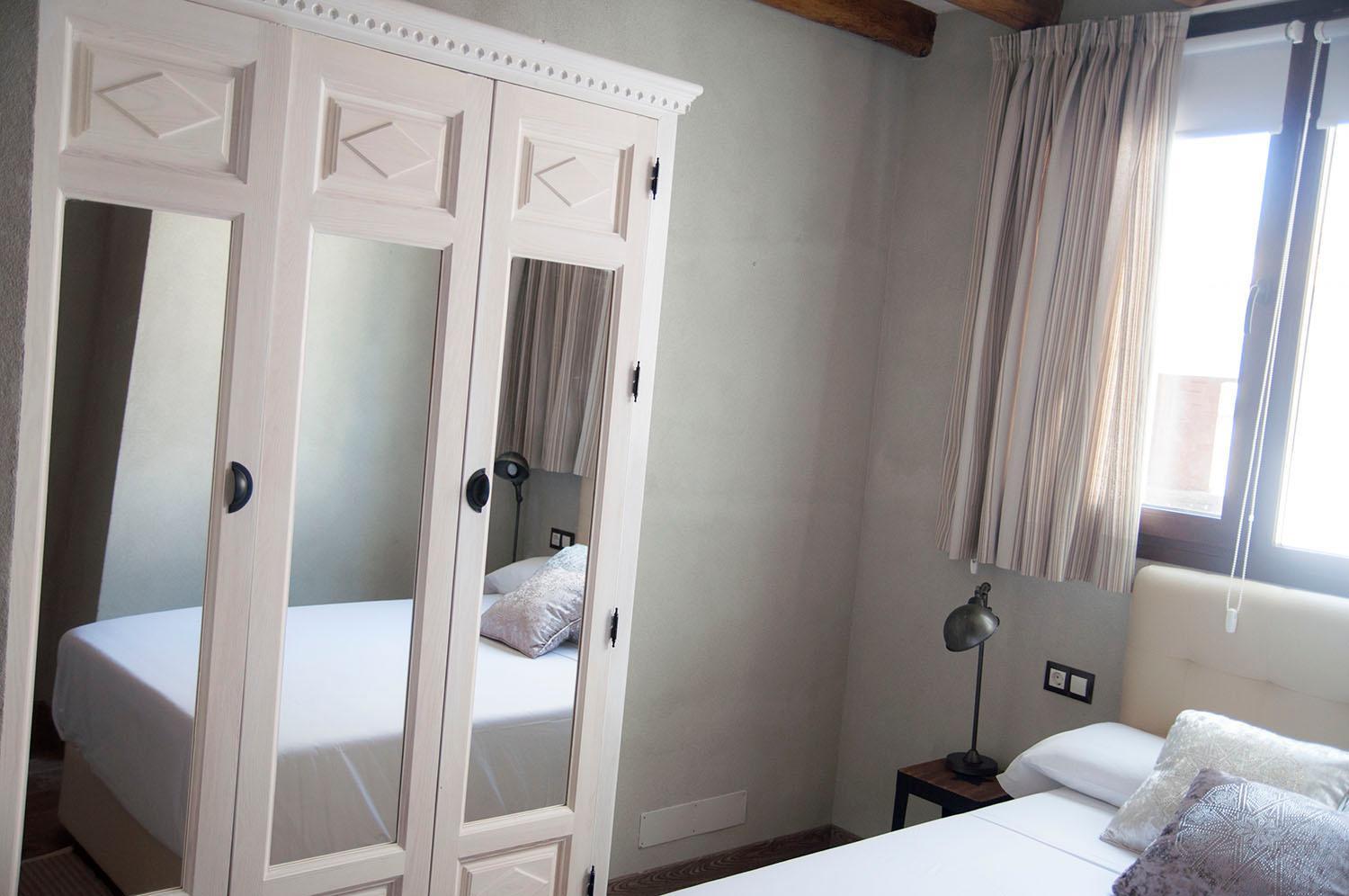 Double or Twin Room with Private Bathroom - Photo 16
