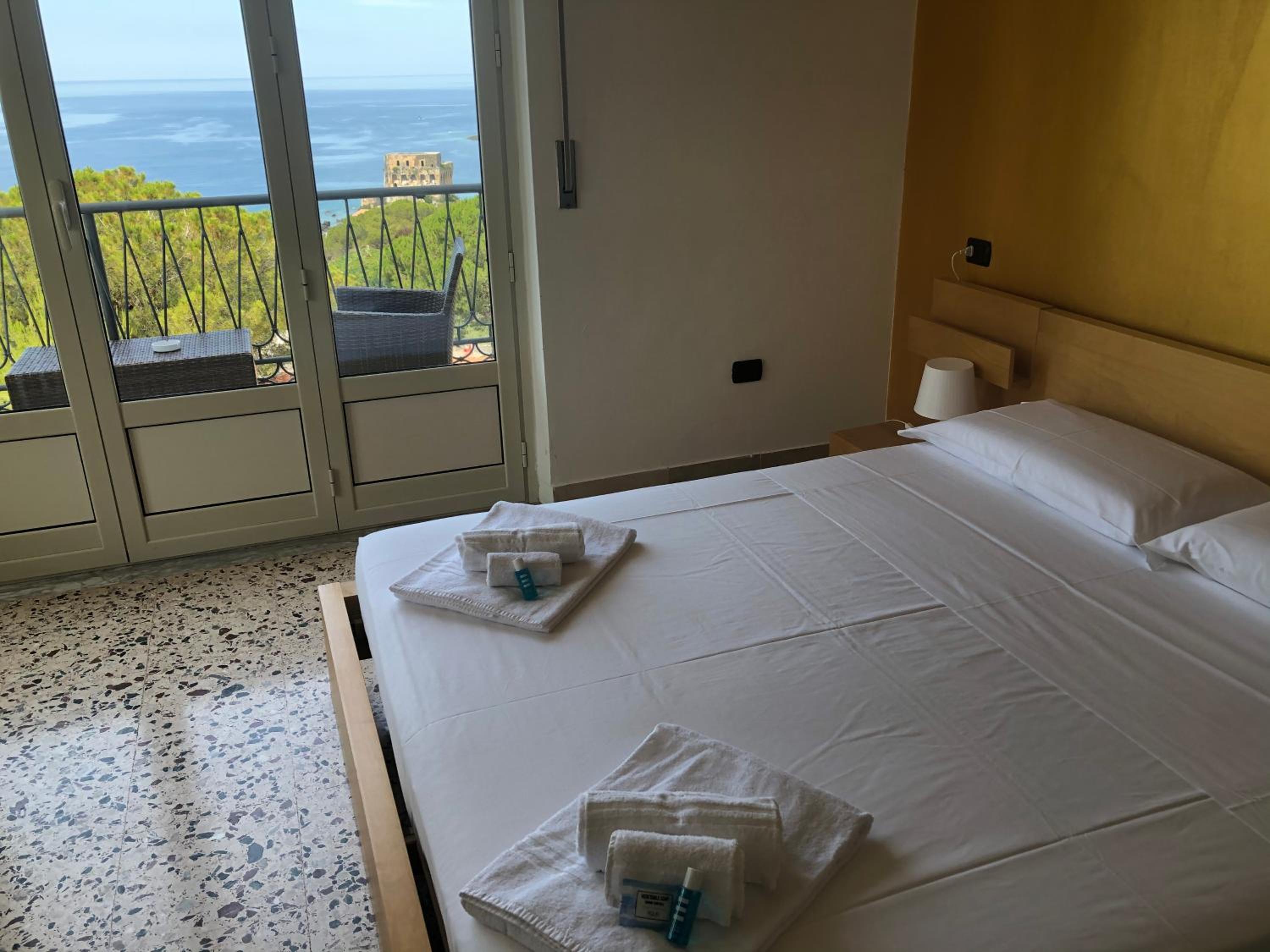 Deluxe Triple Room with Sea View photo 1