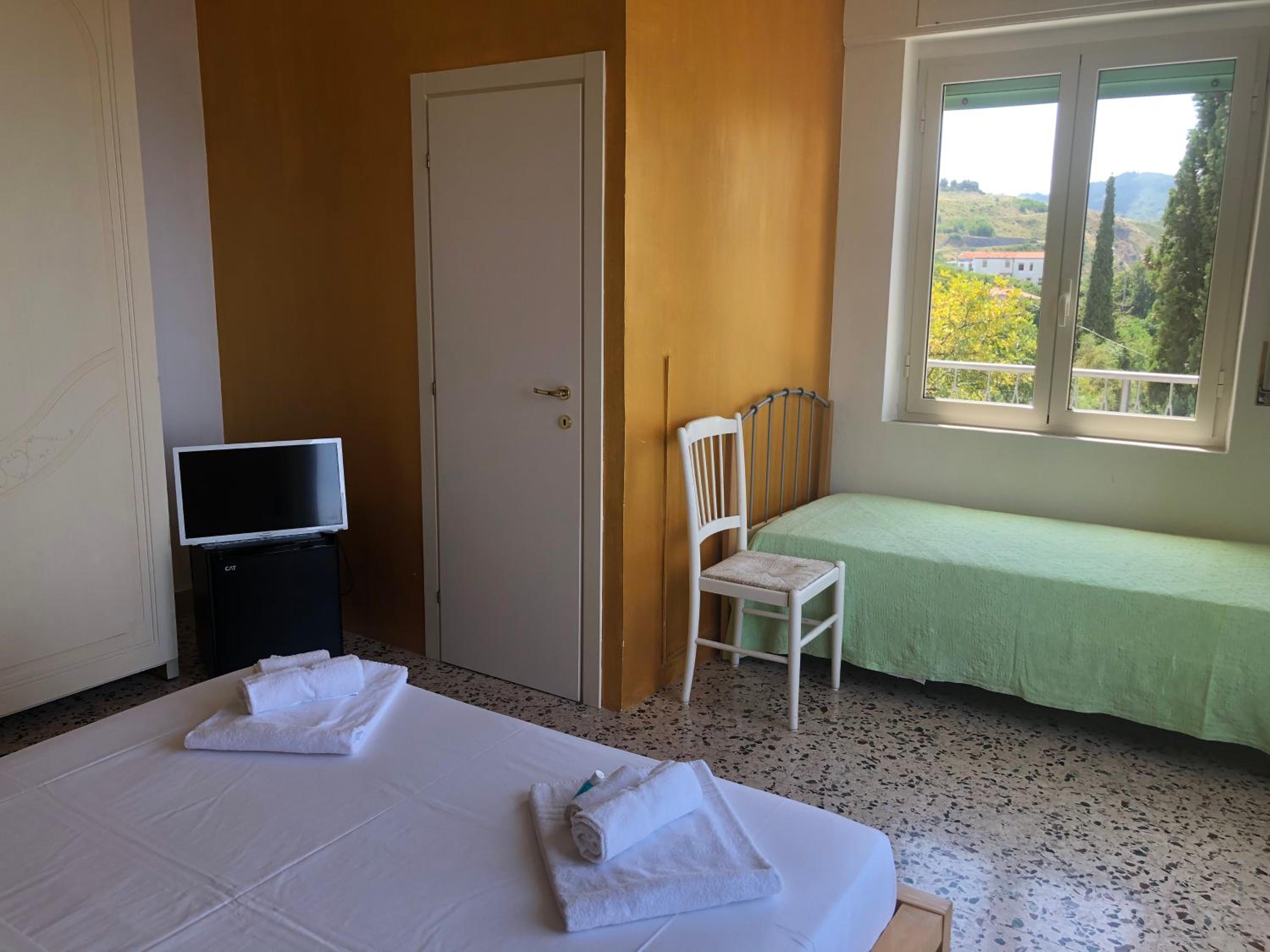 Deluxe Triple Room with Sea View photo 3