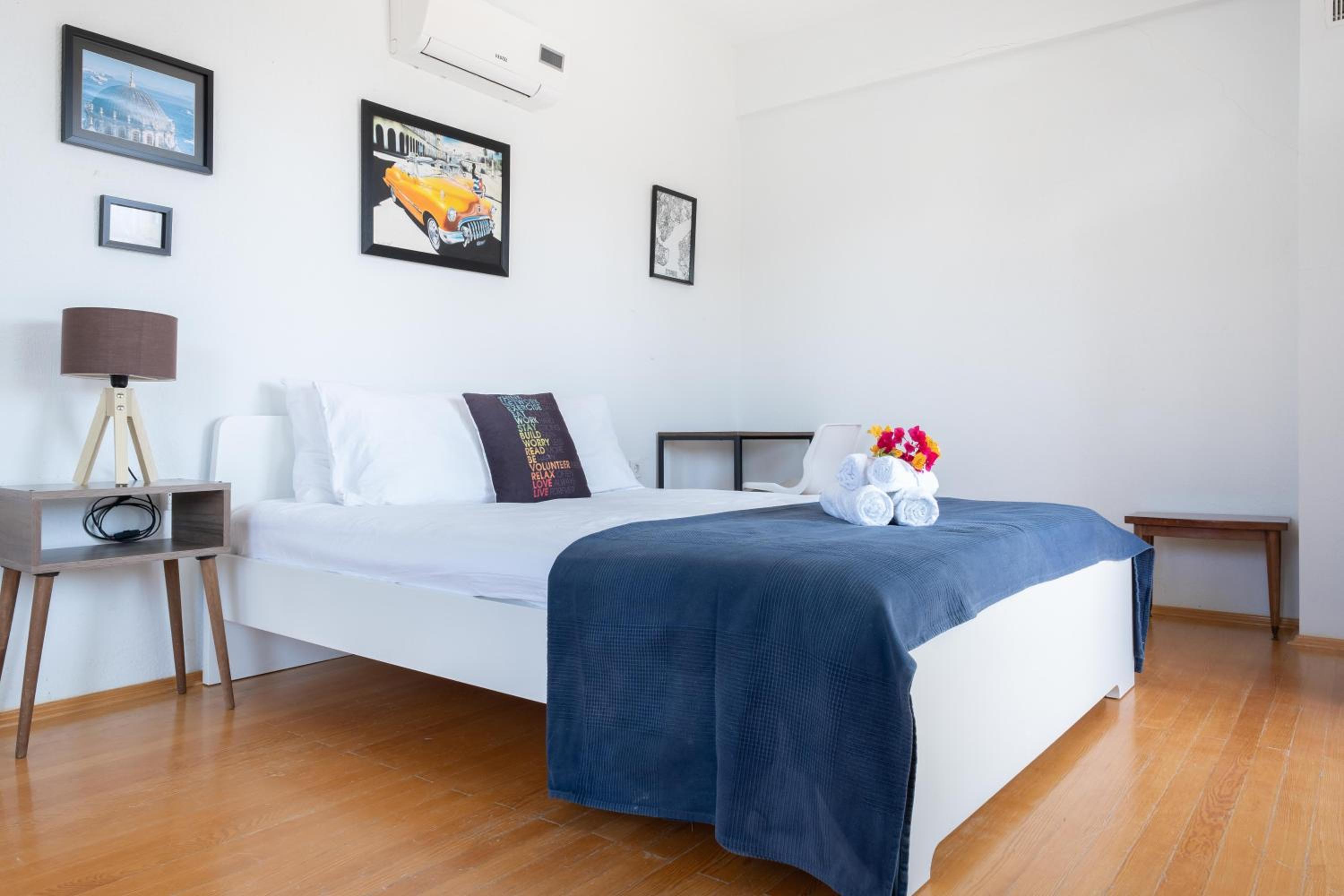 Three-Bedroom Apartment with Pool View thumbnail 5
