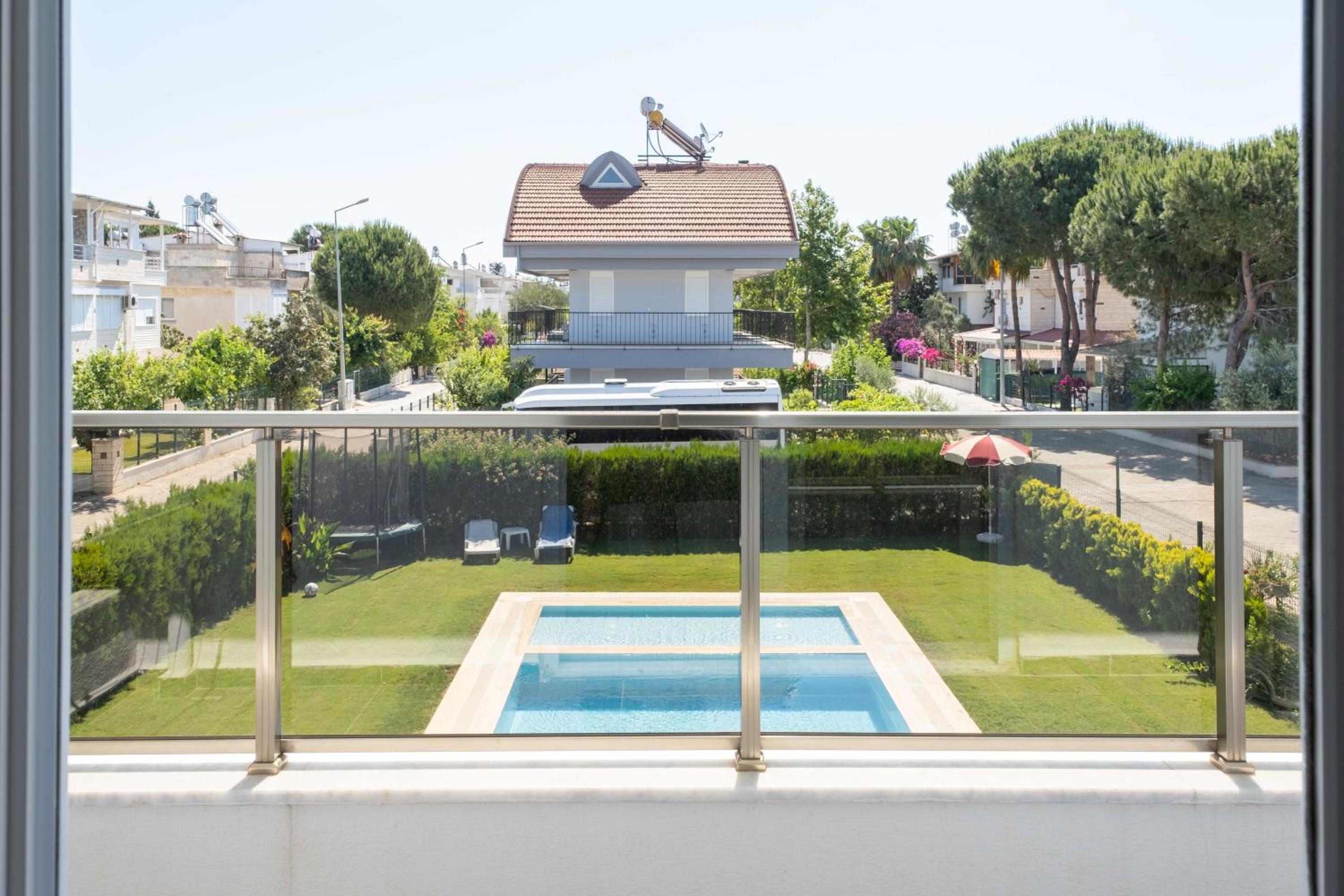 Three-Bedroom Apartment with Pool View thumbnail 6
