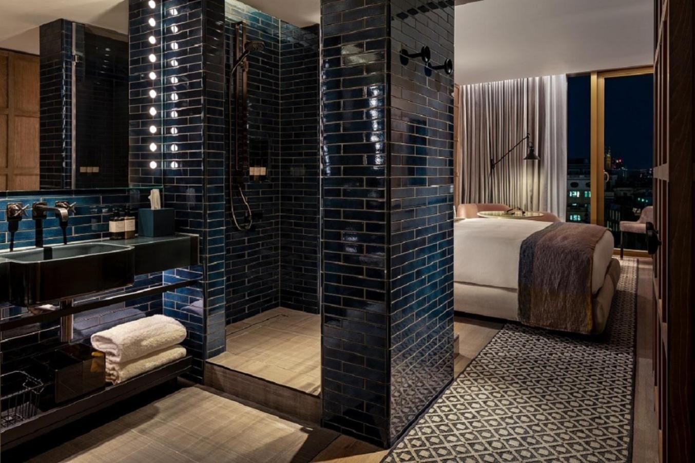 Deluxe King Room City View with Exclusive Access
