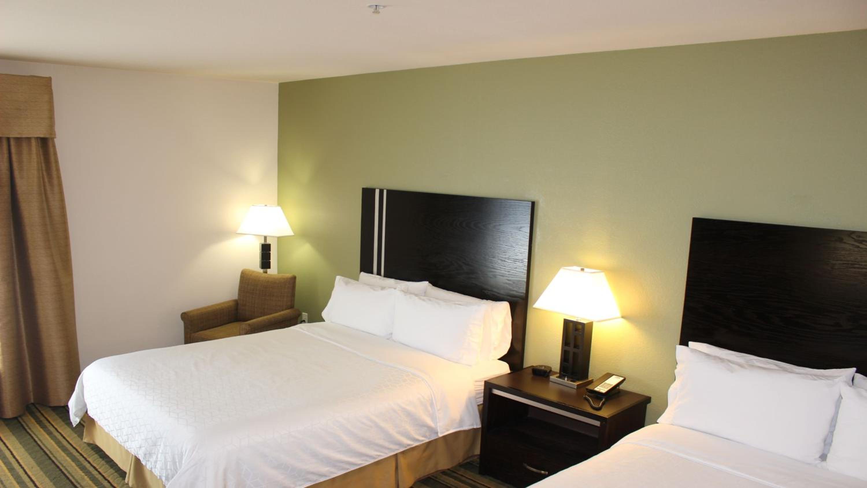 Standard Room with Two Queen Beds - Photo 13