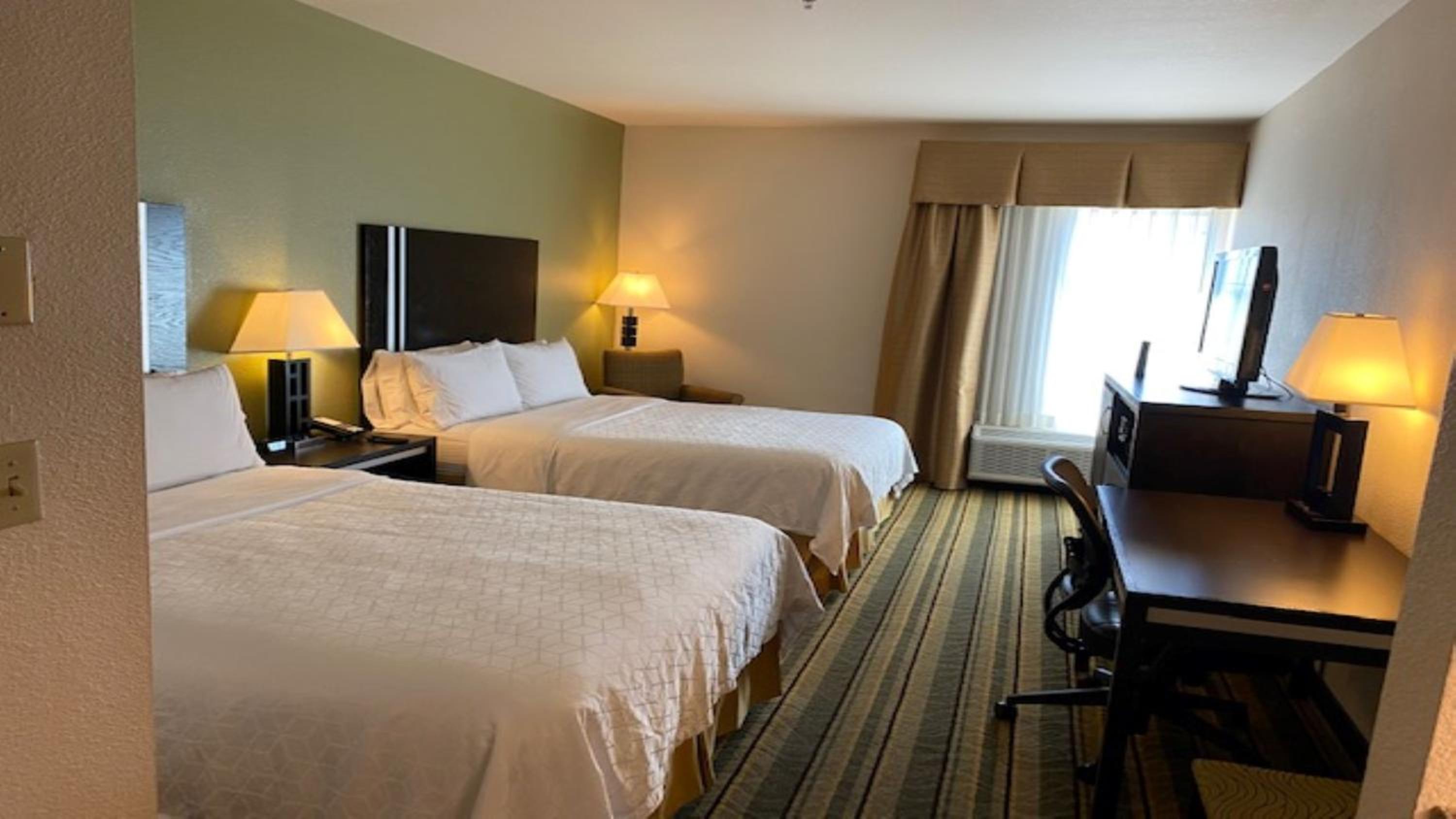 Standard Room with Two Queen Beds - Photo 9