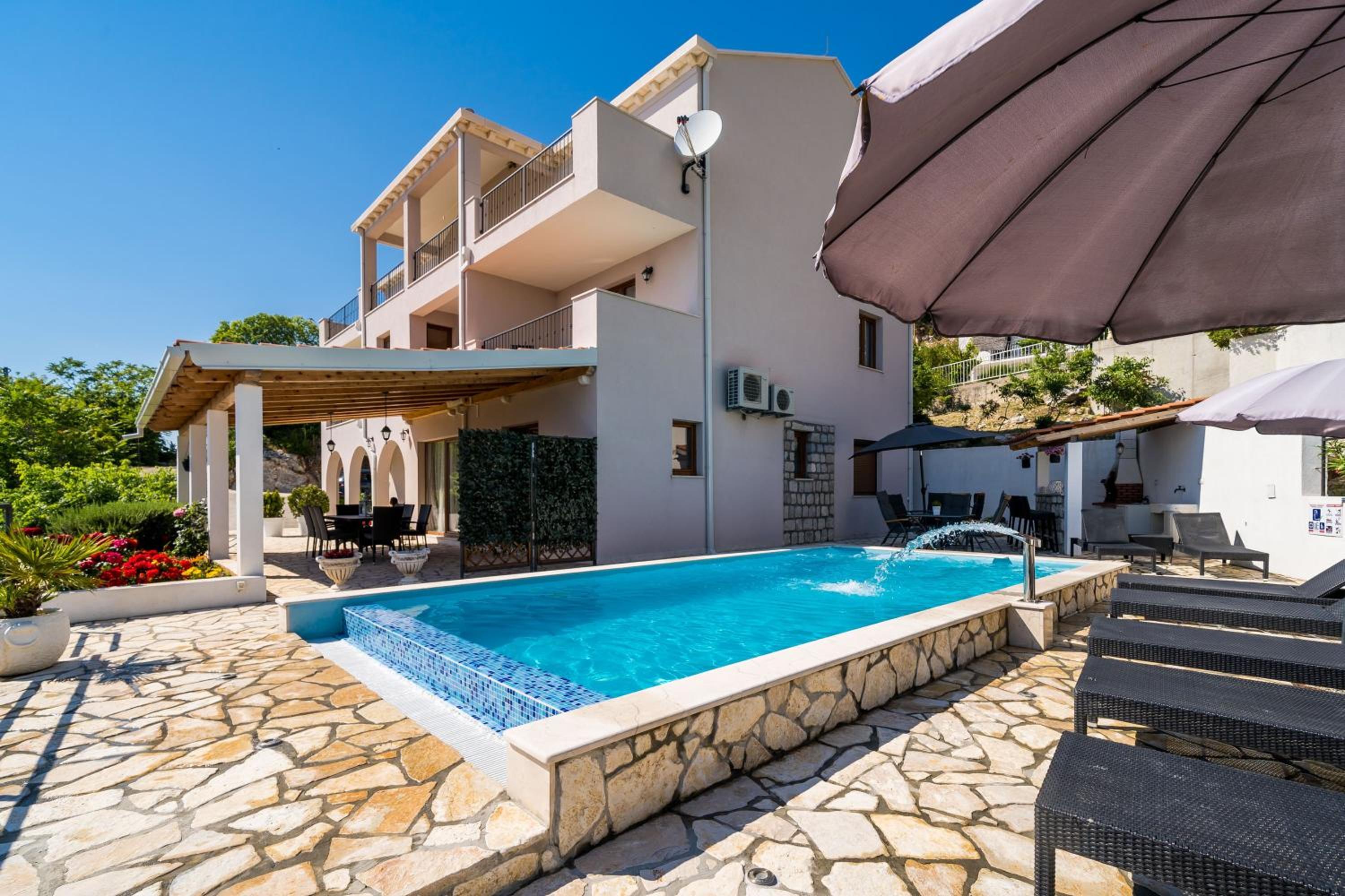 Comfort One-Bedroom Apartment with Balcony and Sea View photo 2