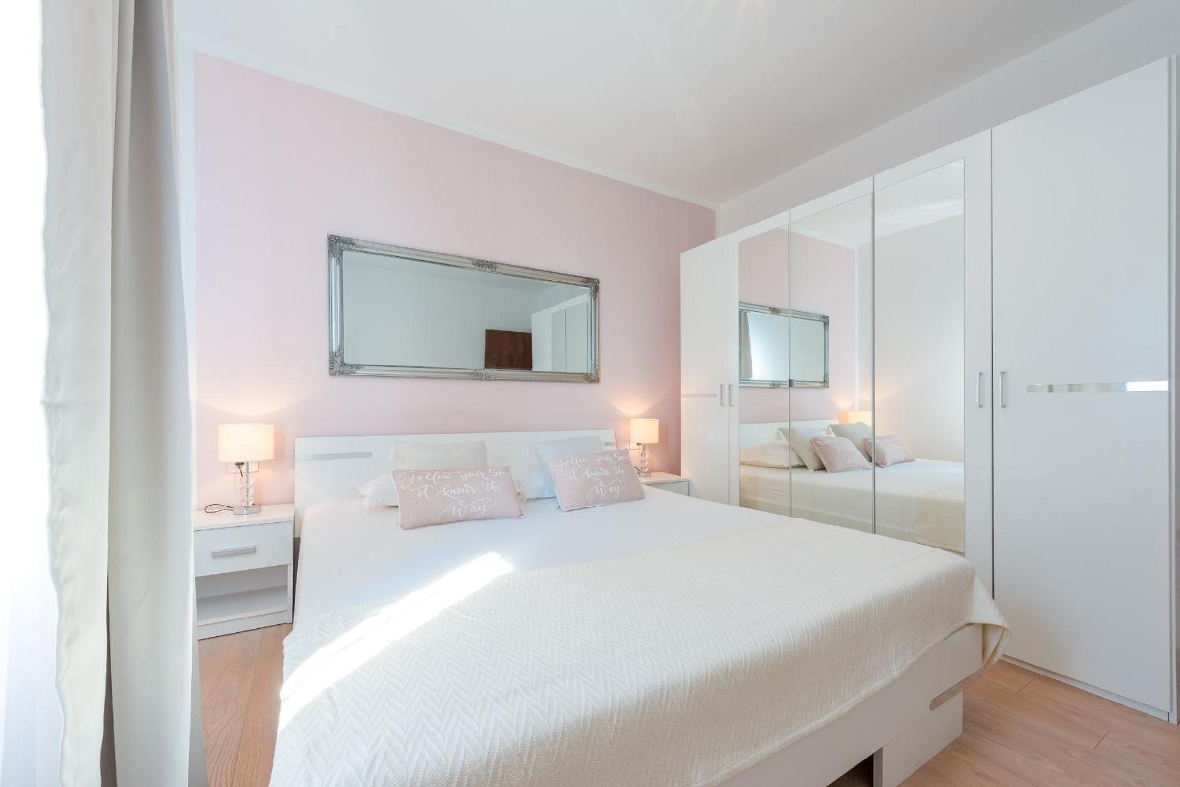 Premium One-Bedroom Apartment with Balcony and Sea View photo 3