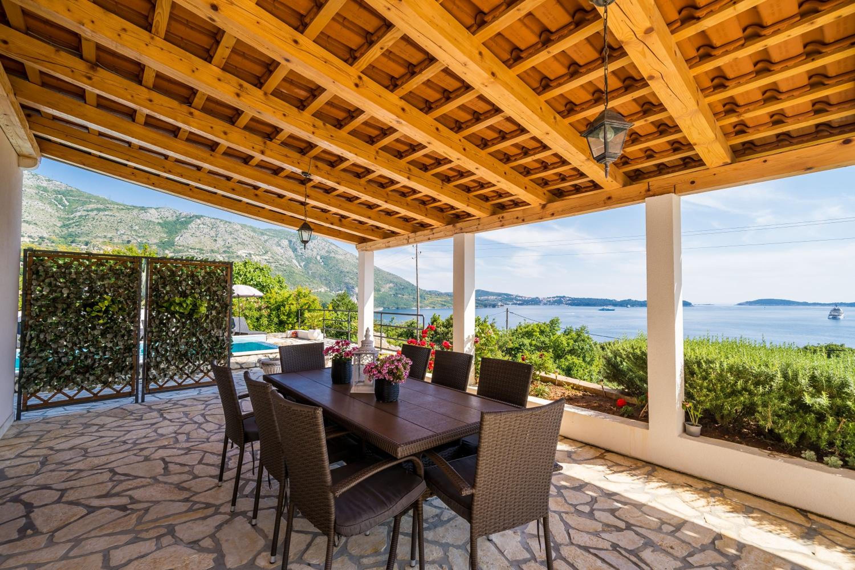 Deluxe Four-Bedroom Apartment with Shared Pool, Terrace and Sea View photo 3