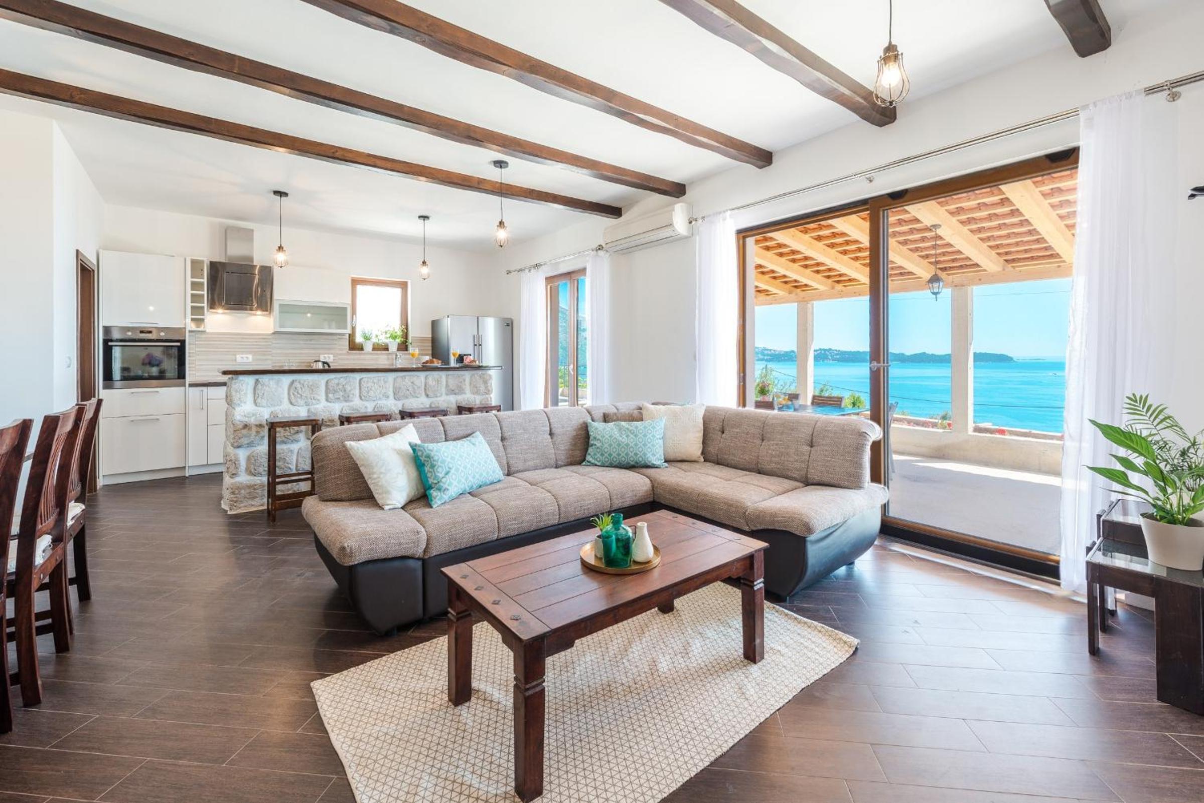 Deluxe Four-Bedroom Apartment with Shared Pool, Terrace and Sea View photo 2