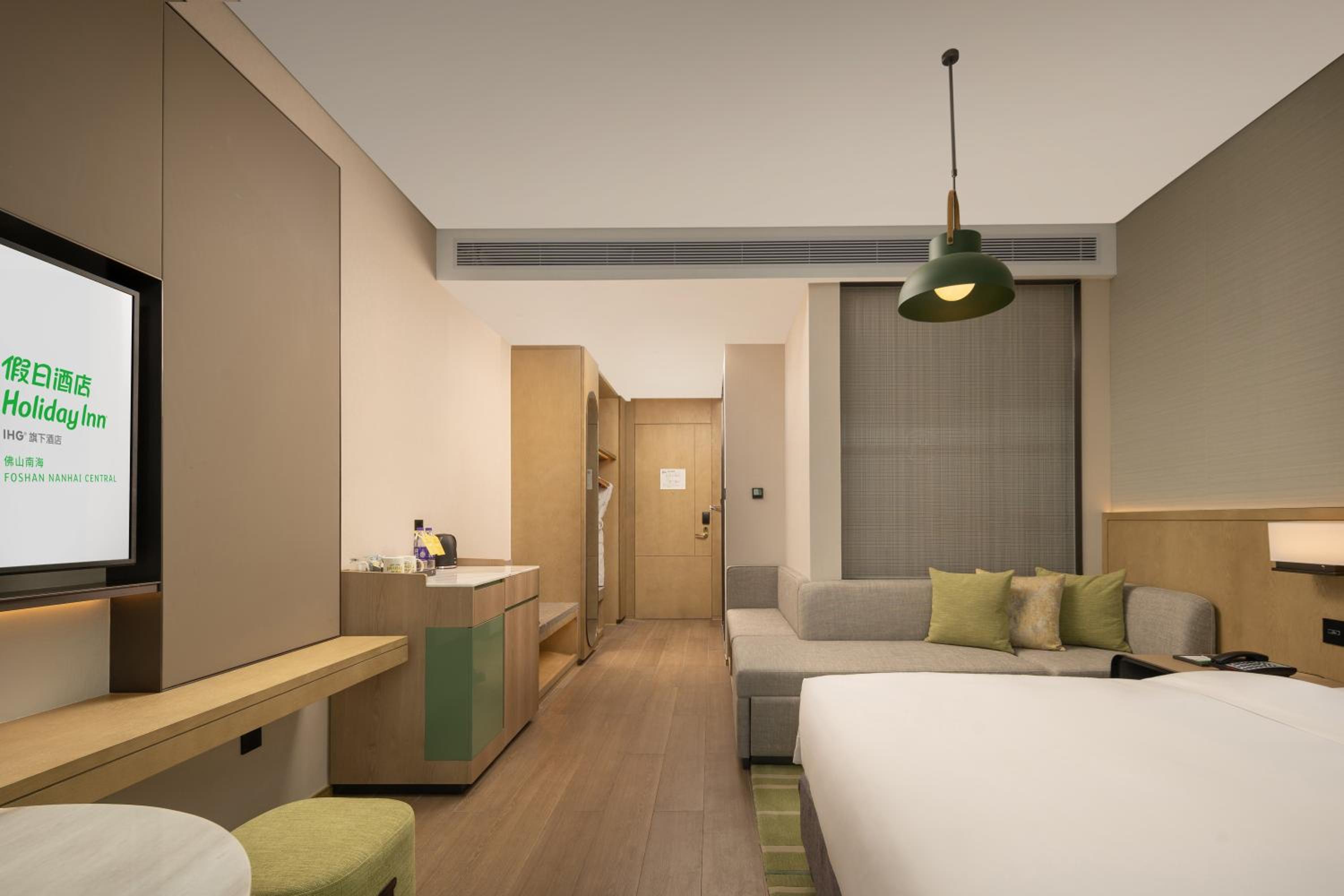 Premium King Room with Sofa Bed - Photo 4