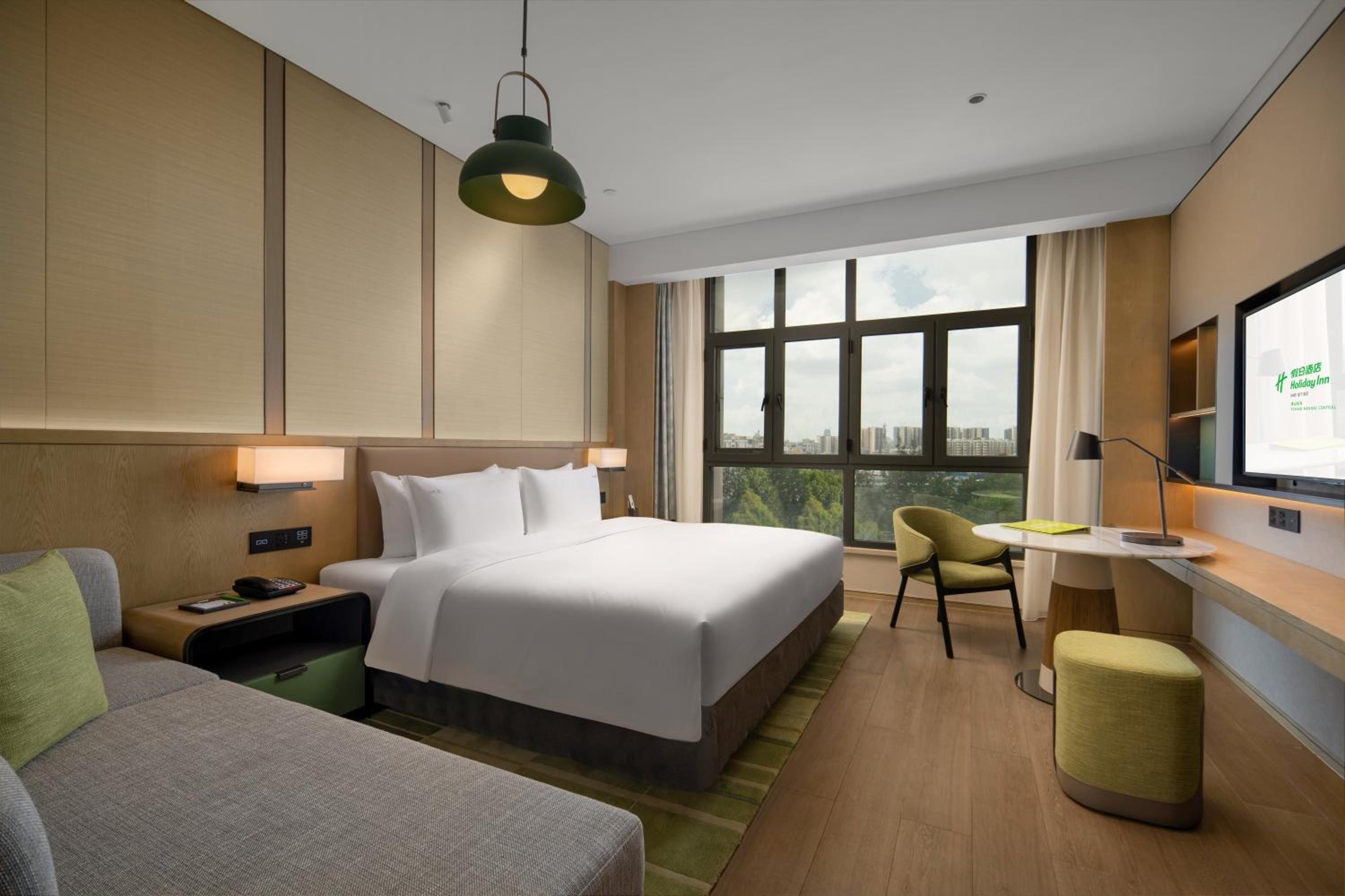 Premium King Room with Sofa Bed - Photo 3