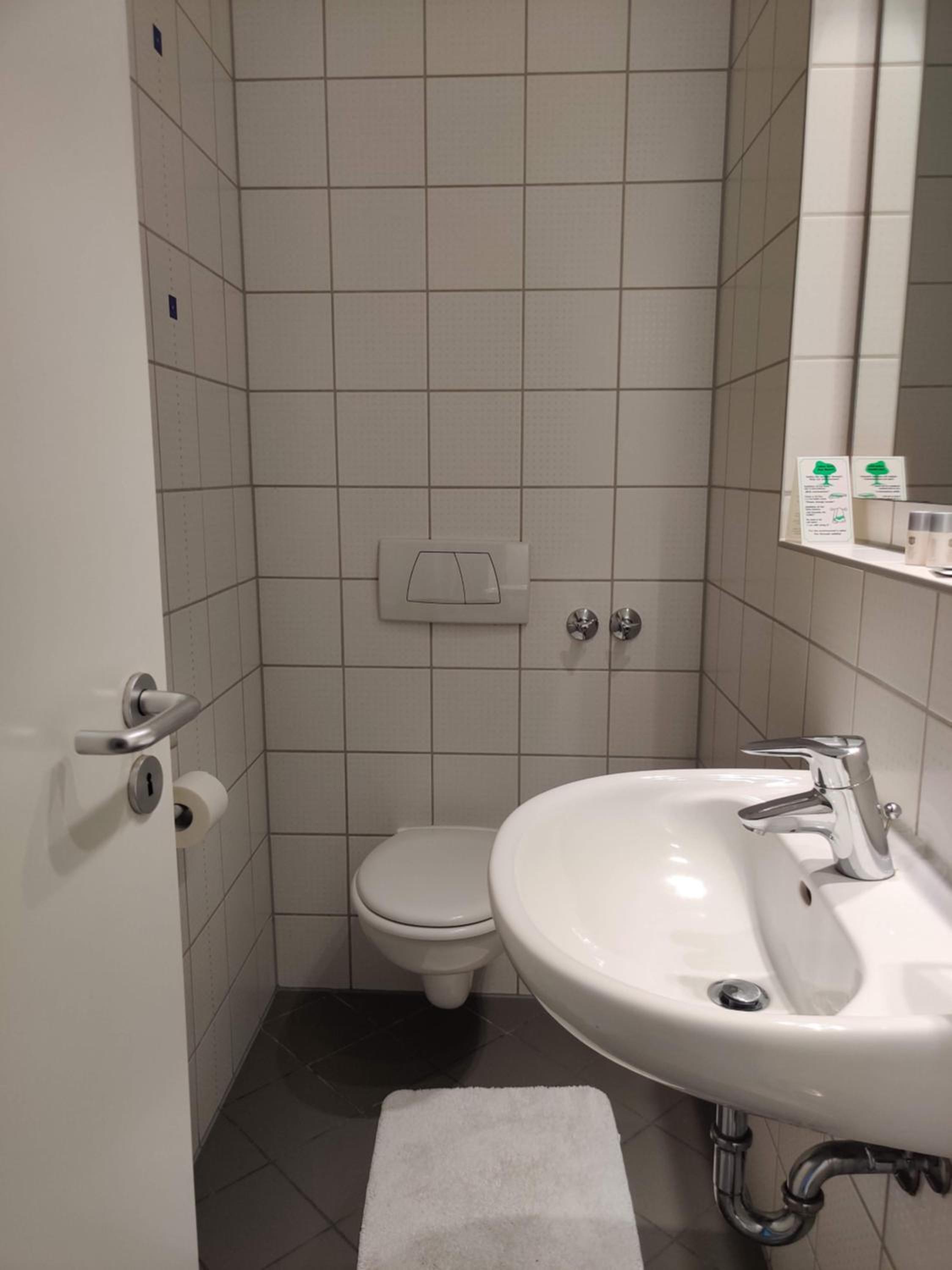 Single Room with Bathroom photo 2
