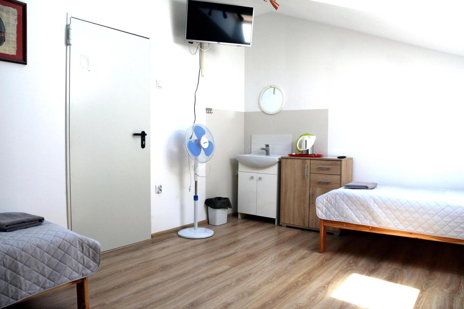 Basic Triple Room with Shared Bathroom photo 1