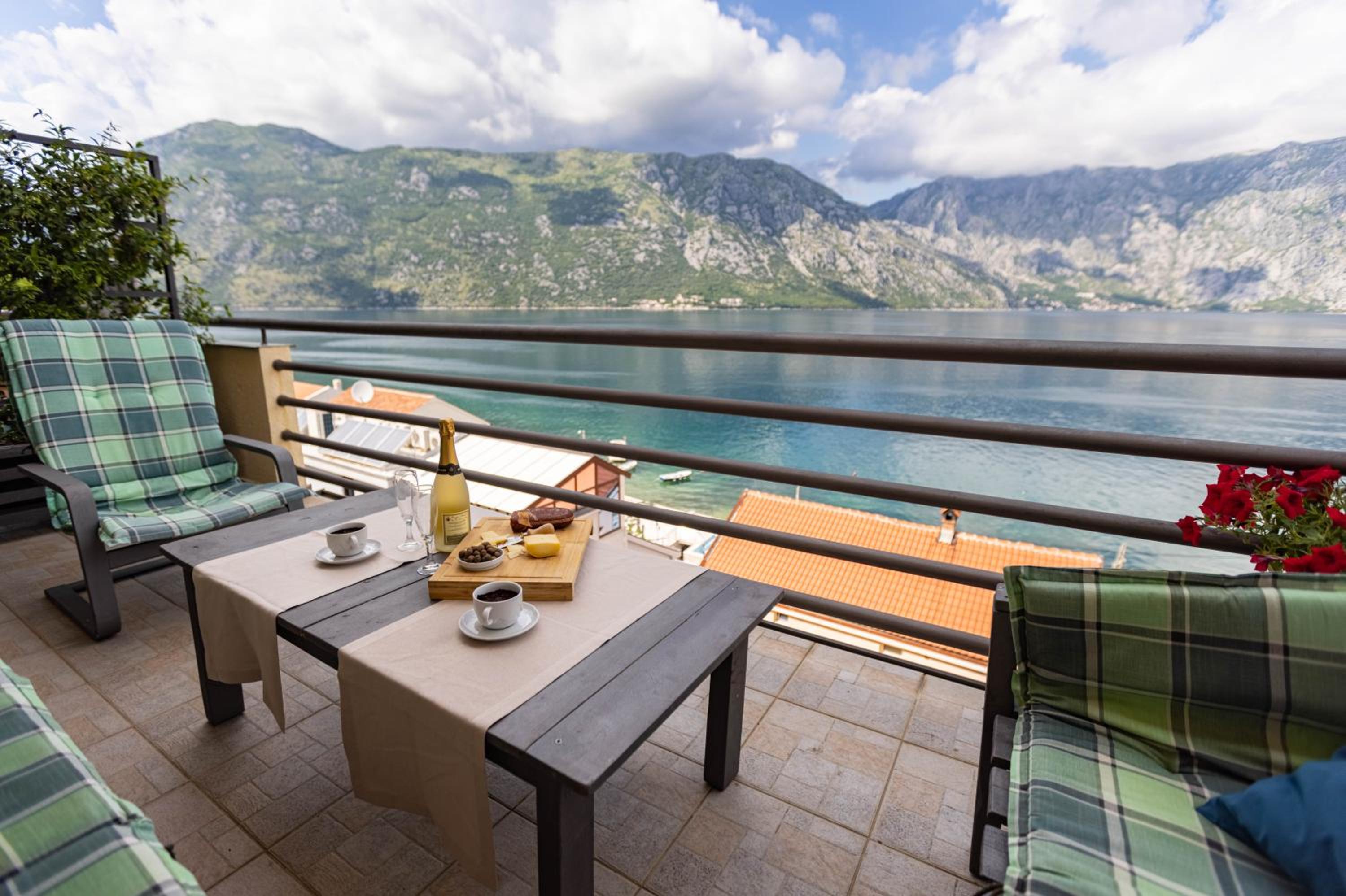 Deluxe One-Bedroom Apartment with Ocean View photo 1