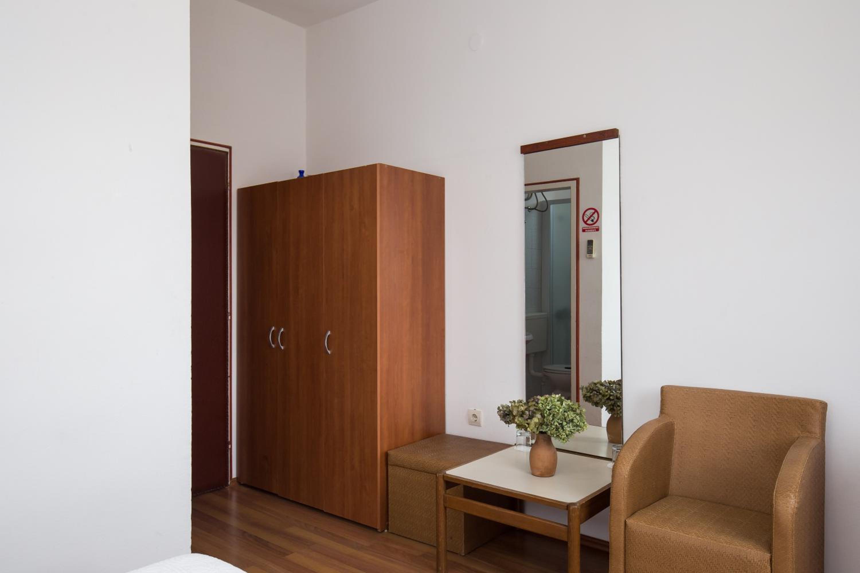 Double or Twin Room with Balcony and Sea View photo 3