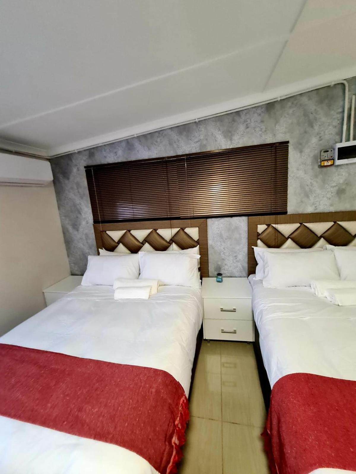 Double or Twin Room with Private Bathroom - Photo 2