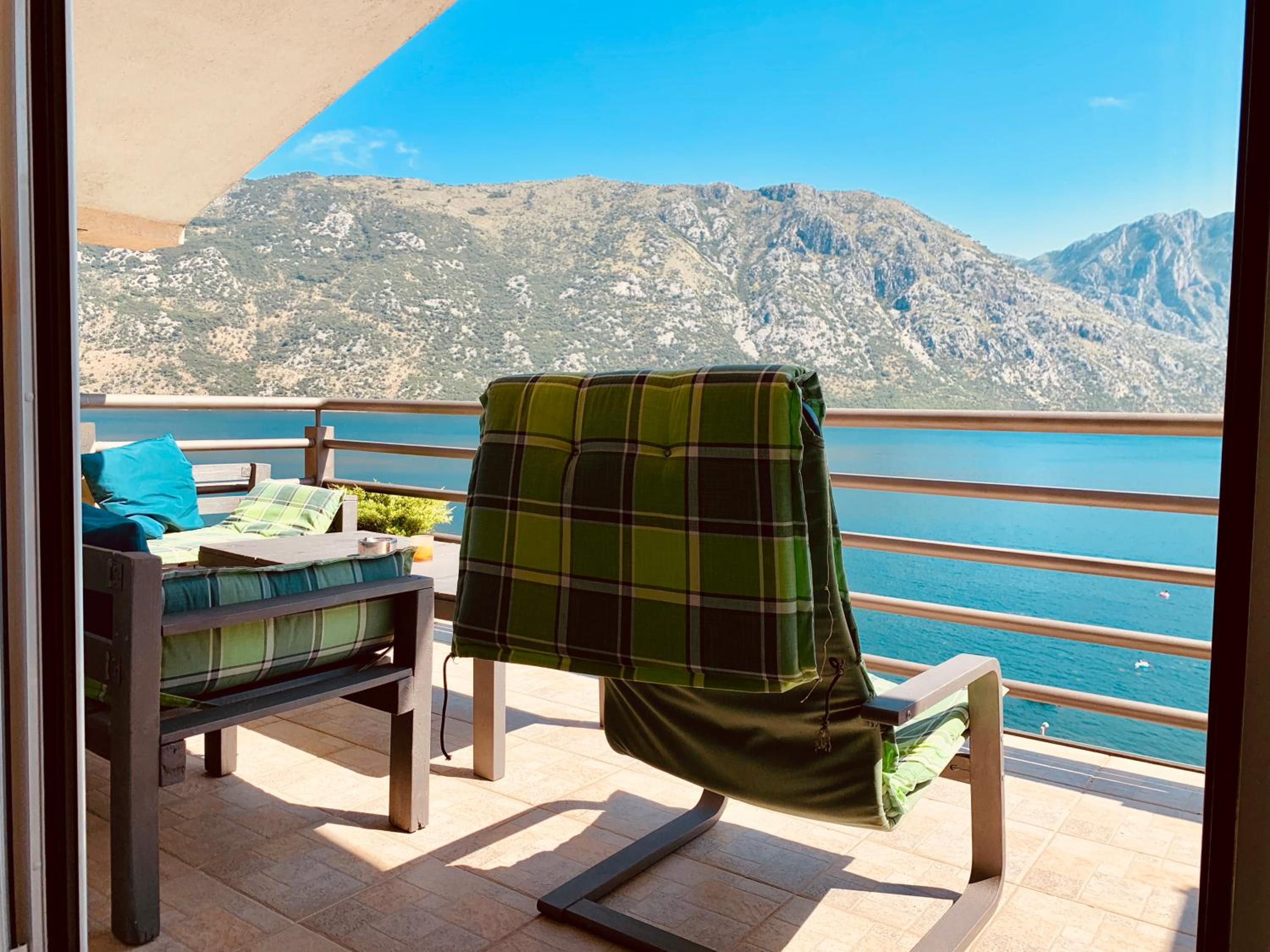 Deluxe One-Bedroom Apartment with Ocean View photo 2