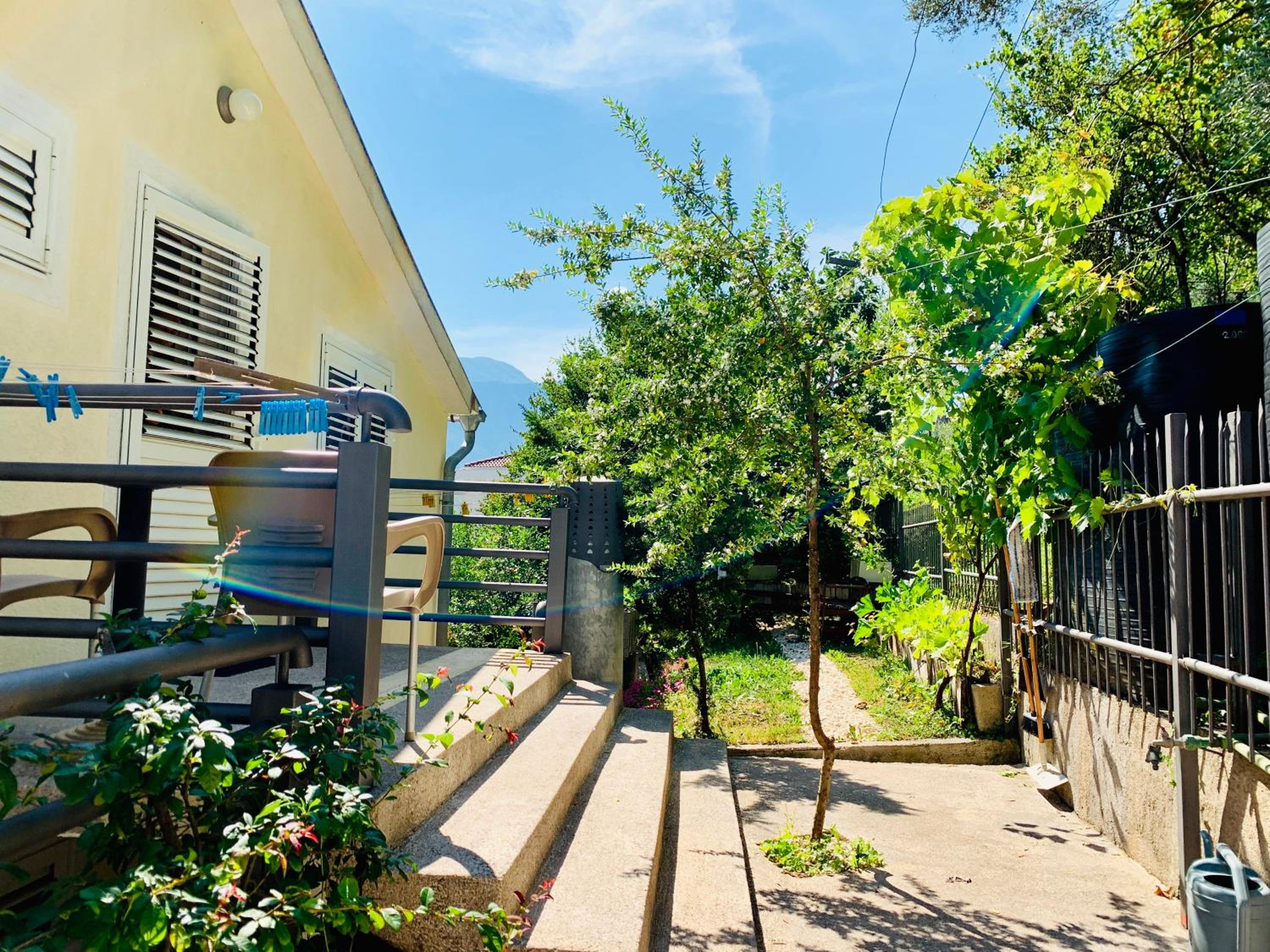 Deluxe One-Bedroom Apartment with Ocean View photo 2