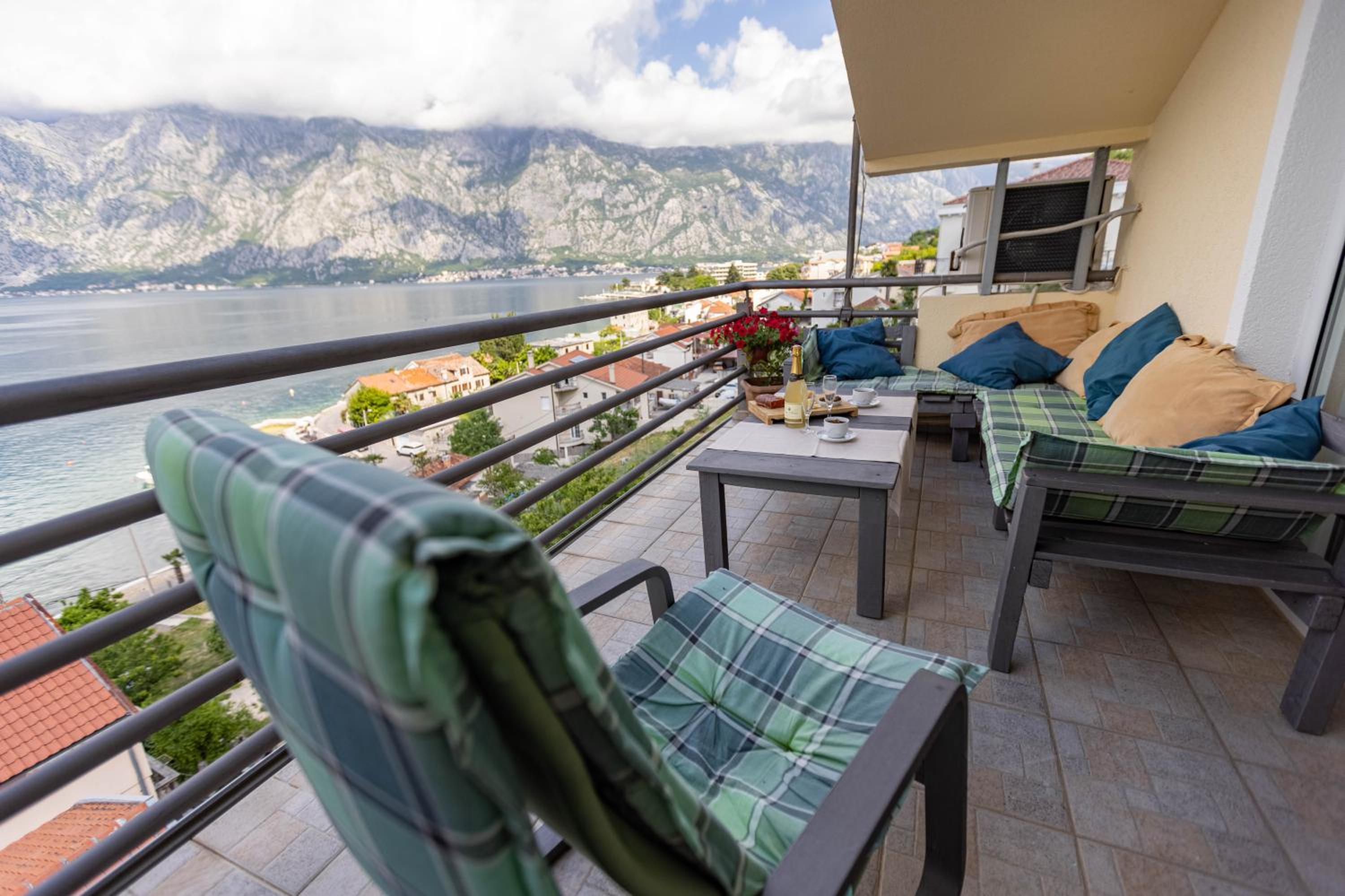 Deluxe One-Bedroom Apartment with Ocean View photo 3