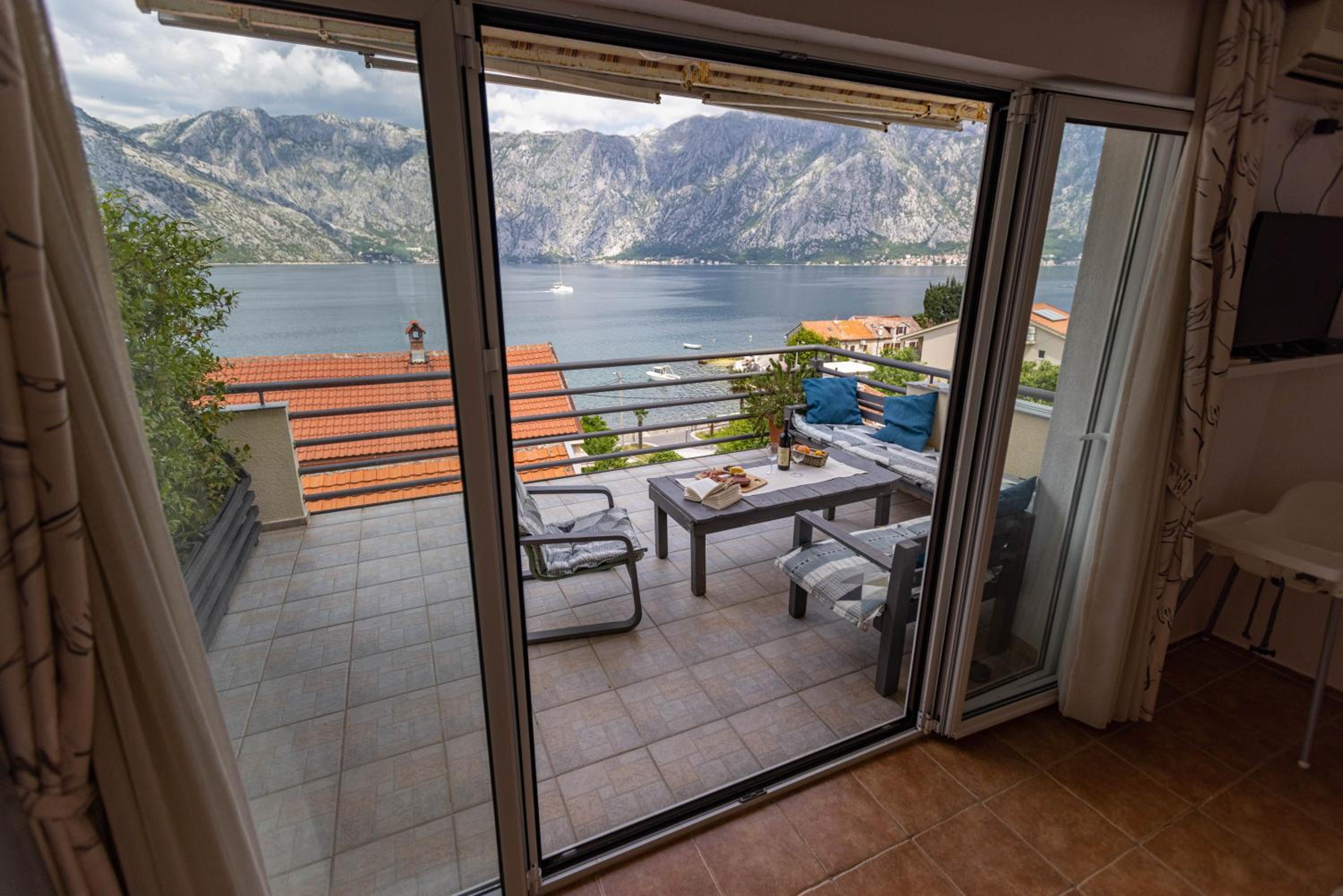 Deluxe One-Bedroom Apartment with Ocean View photo 3