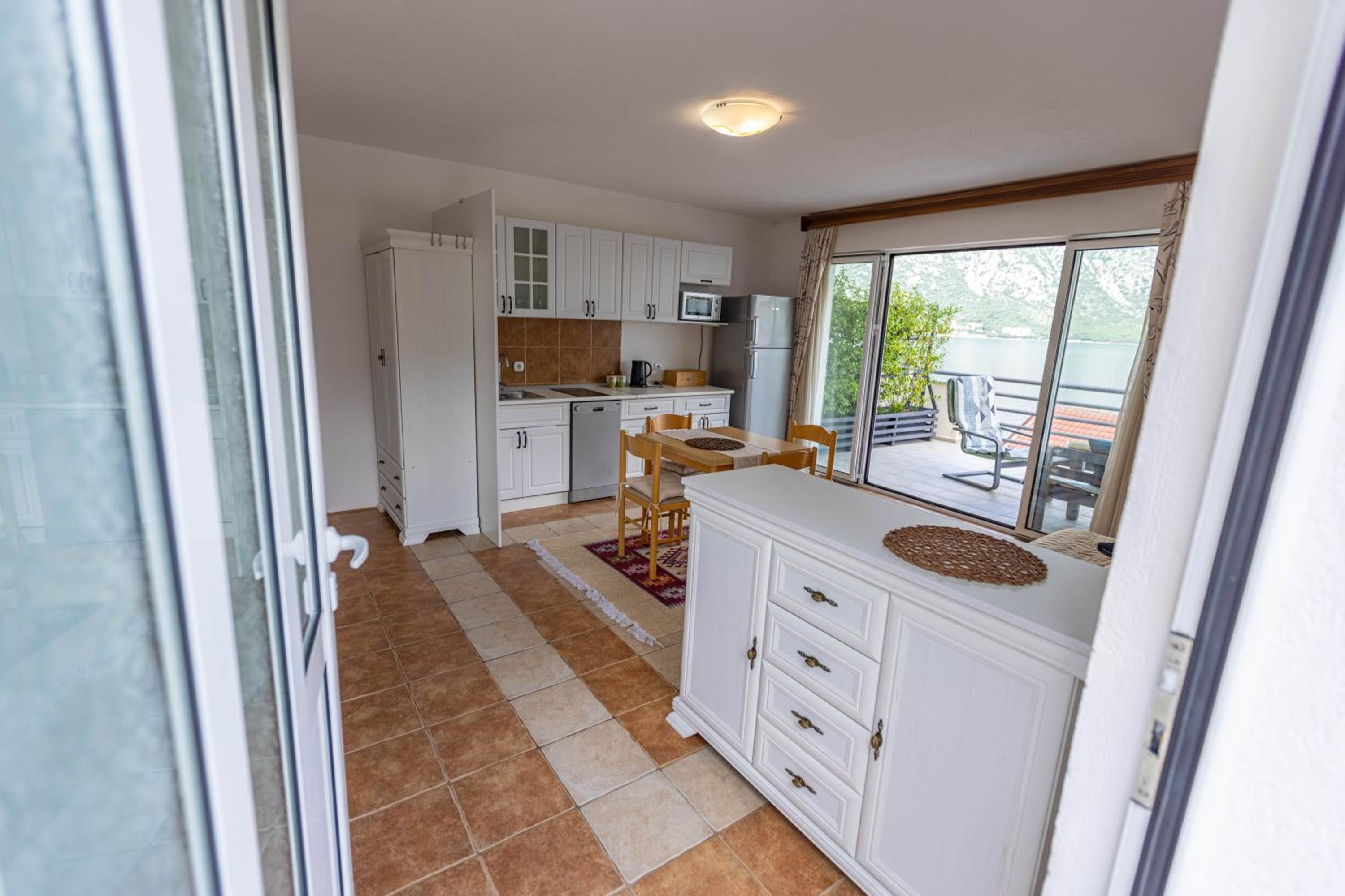 Deluxe One-Bedroom Apartment with Ocean View photo 2