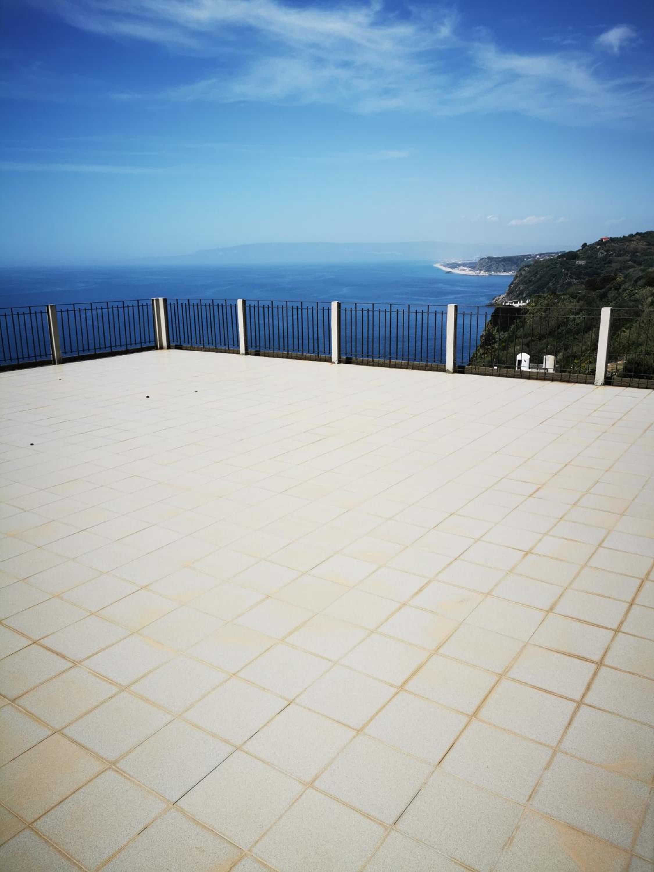 Apartment with Sea View - Photo 6