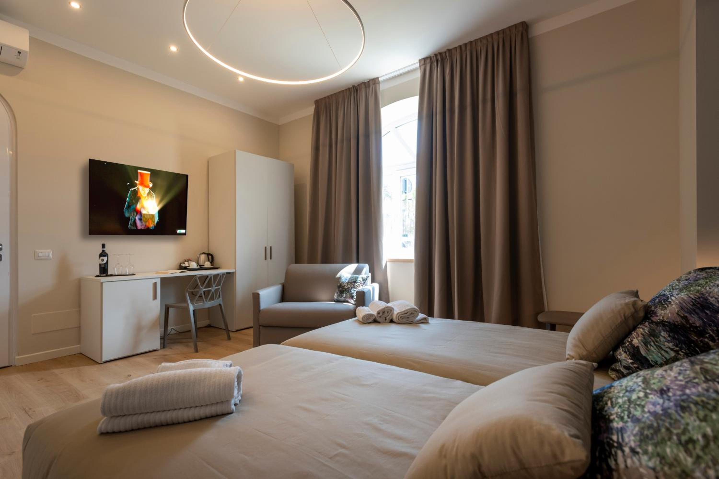 Large Double or Twin Room - Photo 2