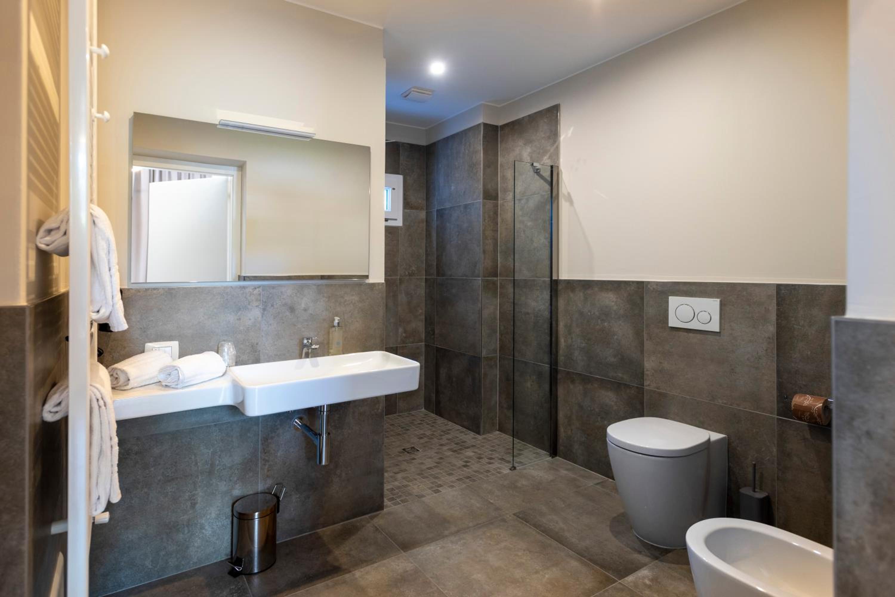 Large Double or Twin Room - Photo 4