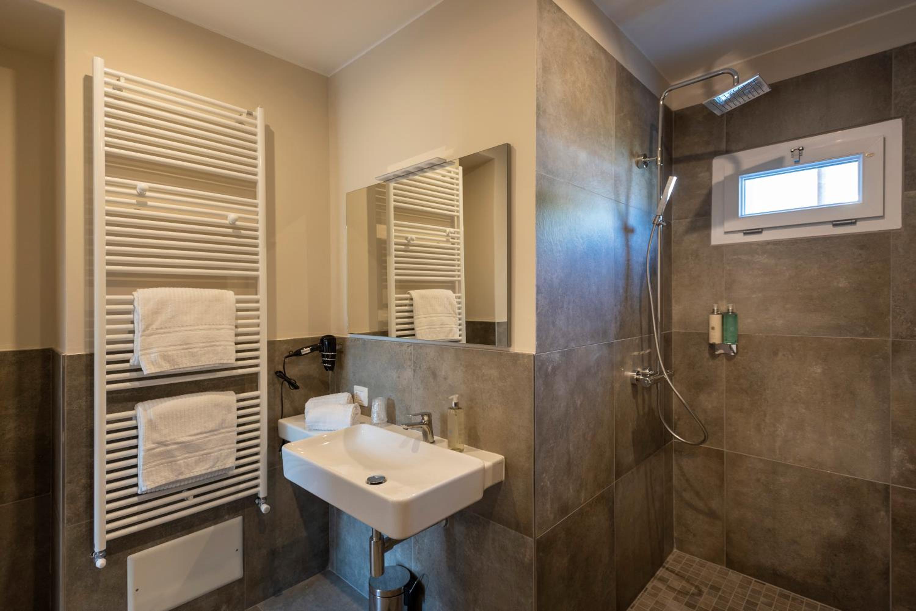 Large Double or Twin Room - Photo 3