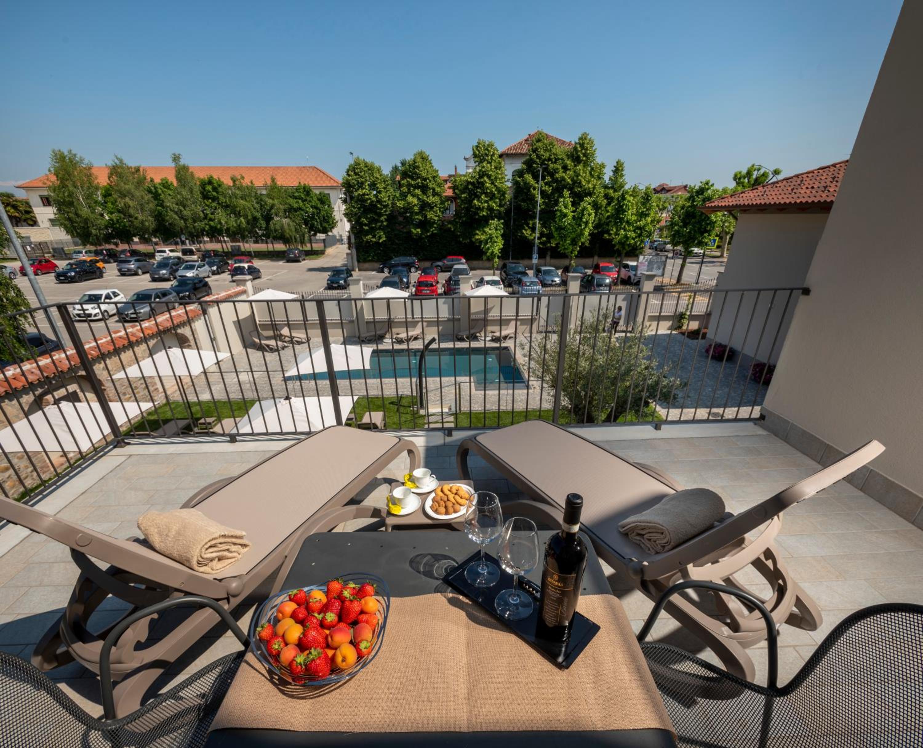 Double Room with Pool View - Photo 2