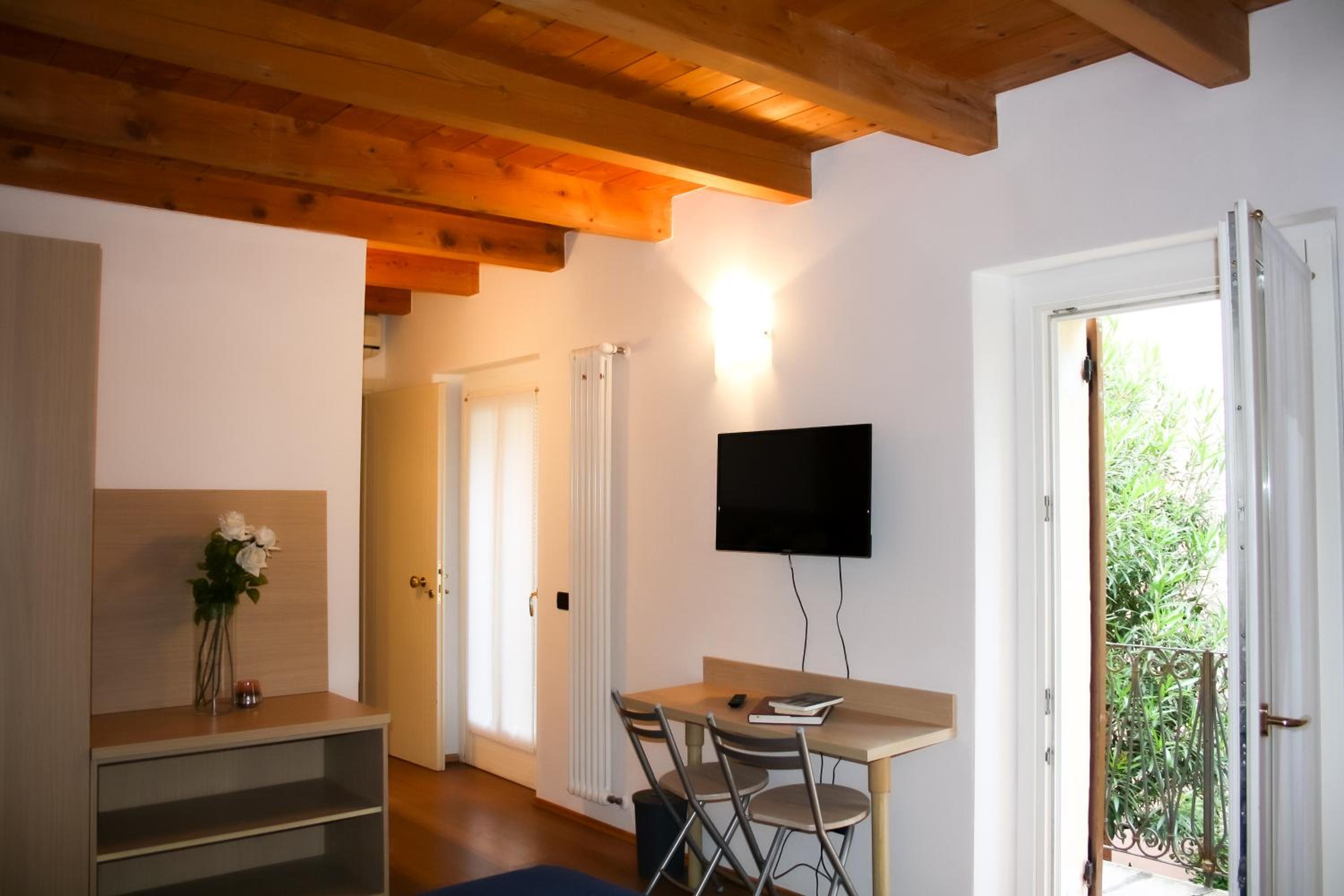 Double Room with Balcony - Photo 8