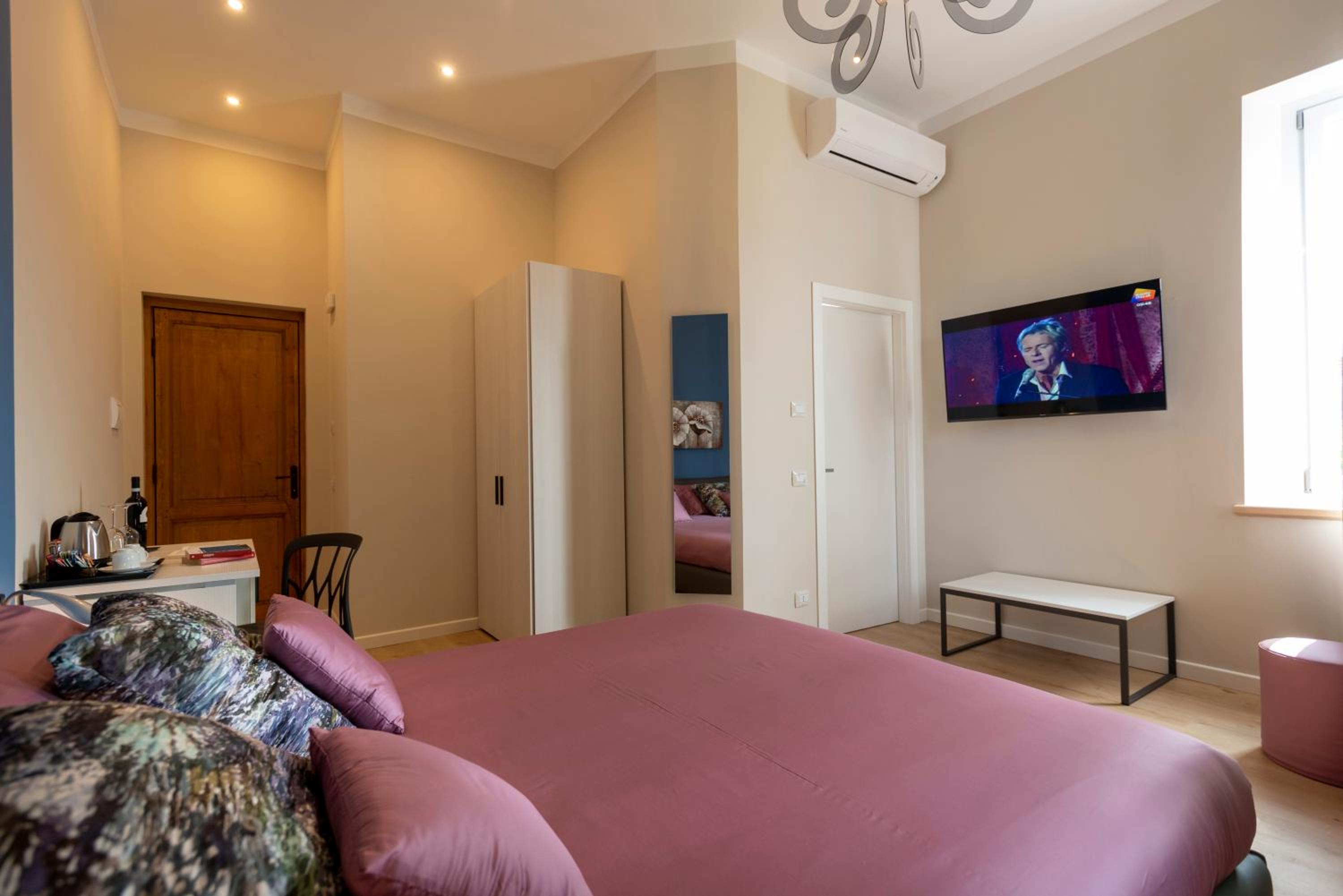 Large Double Room - Photo 4