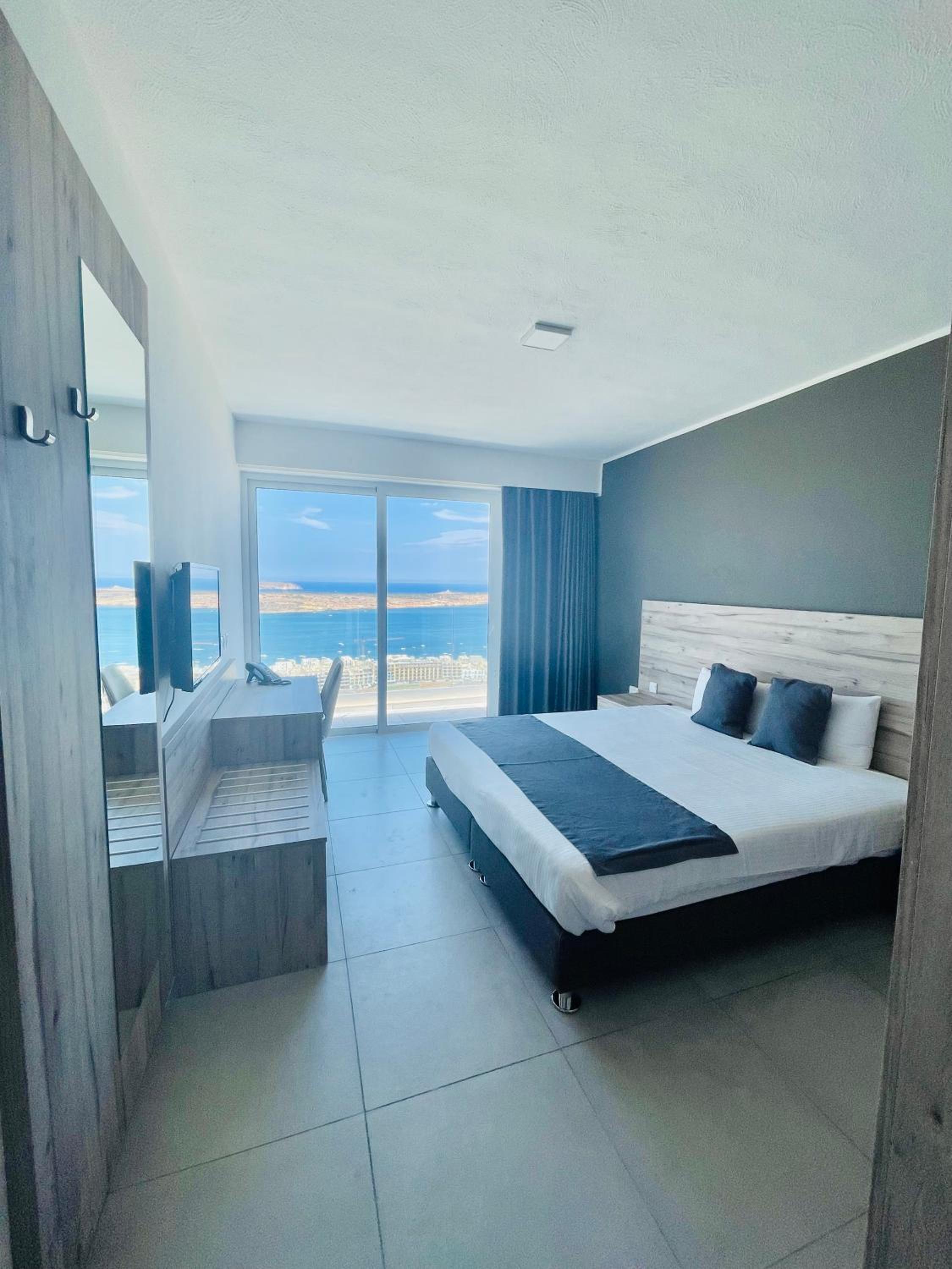 Double or Twin Room with Sea View - Photo 2