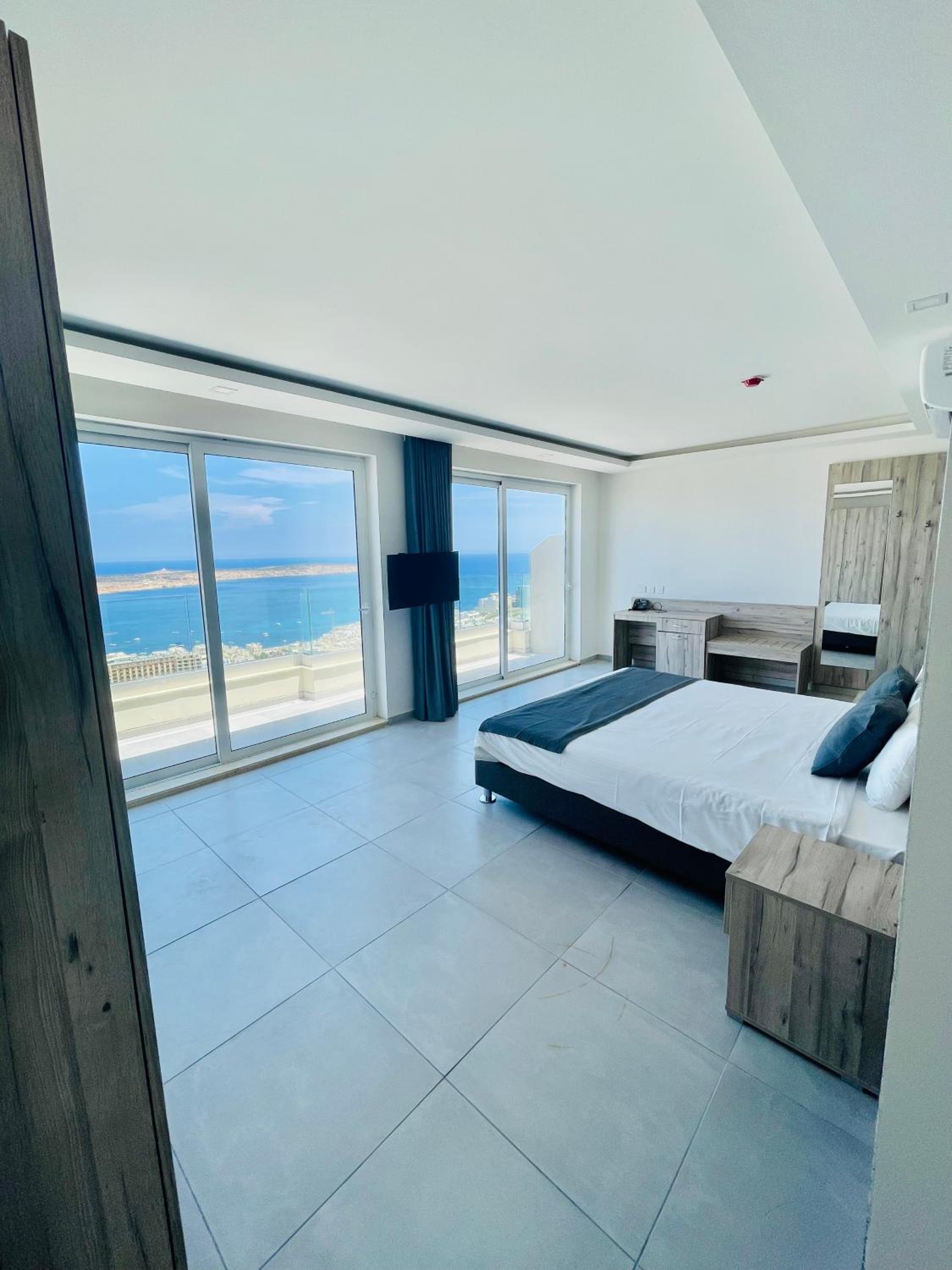 Deluxe Double or Twin Room with Sea View - Photo 3