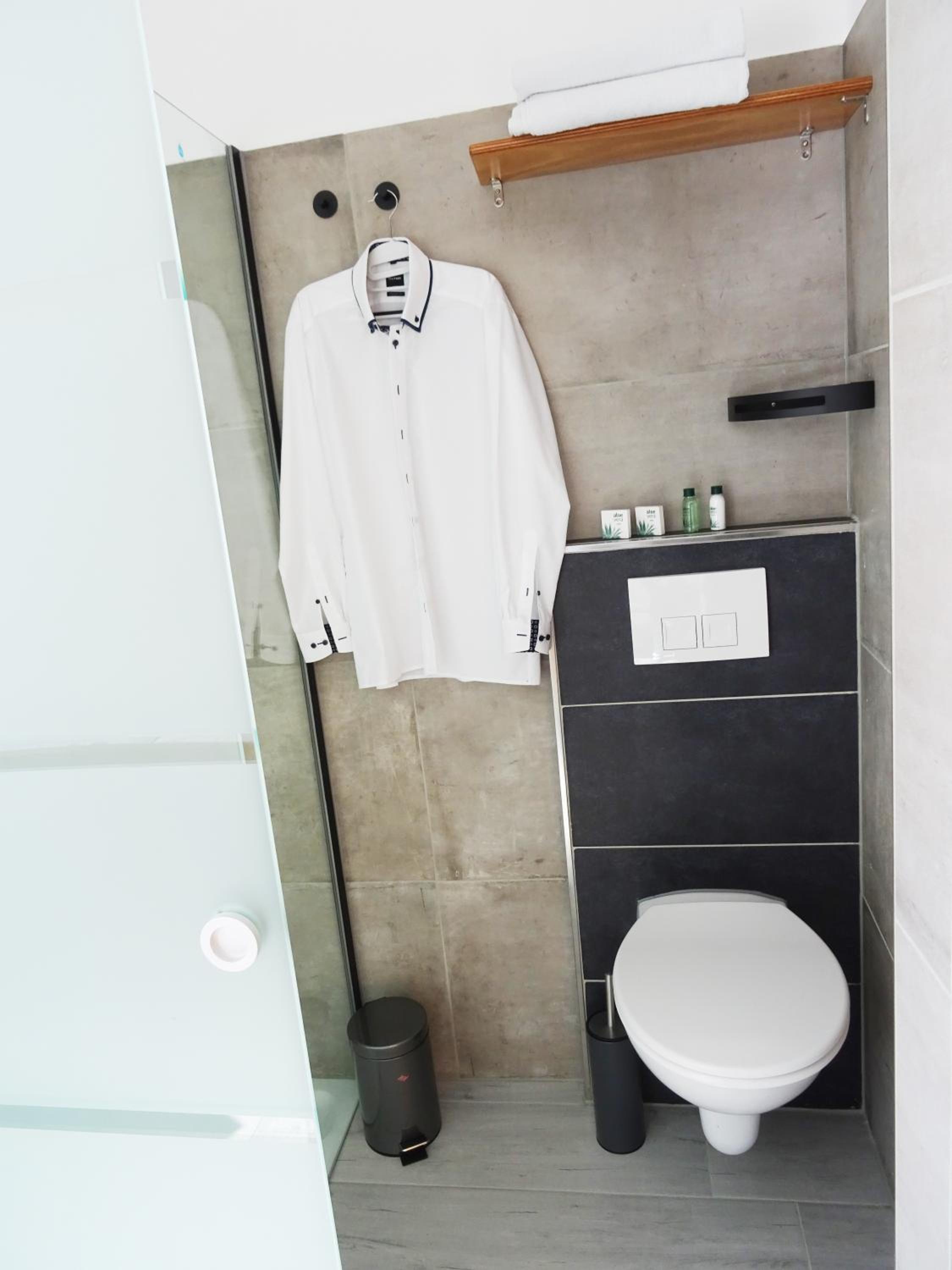 Double Room with Lake View - Photo 6