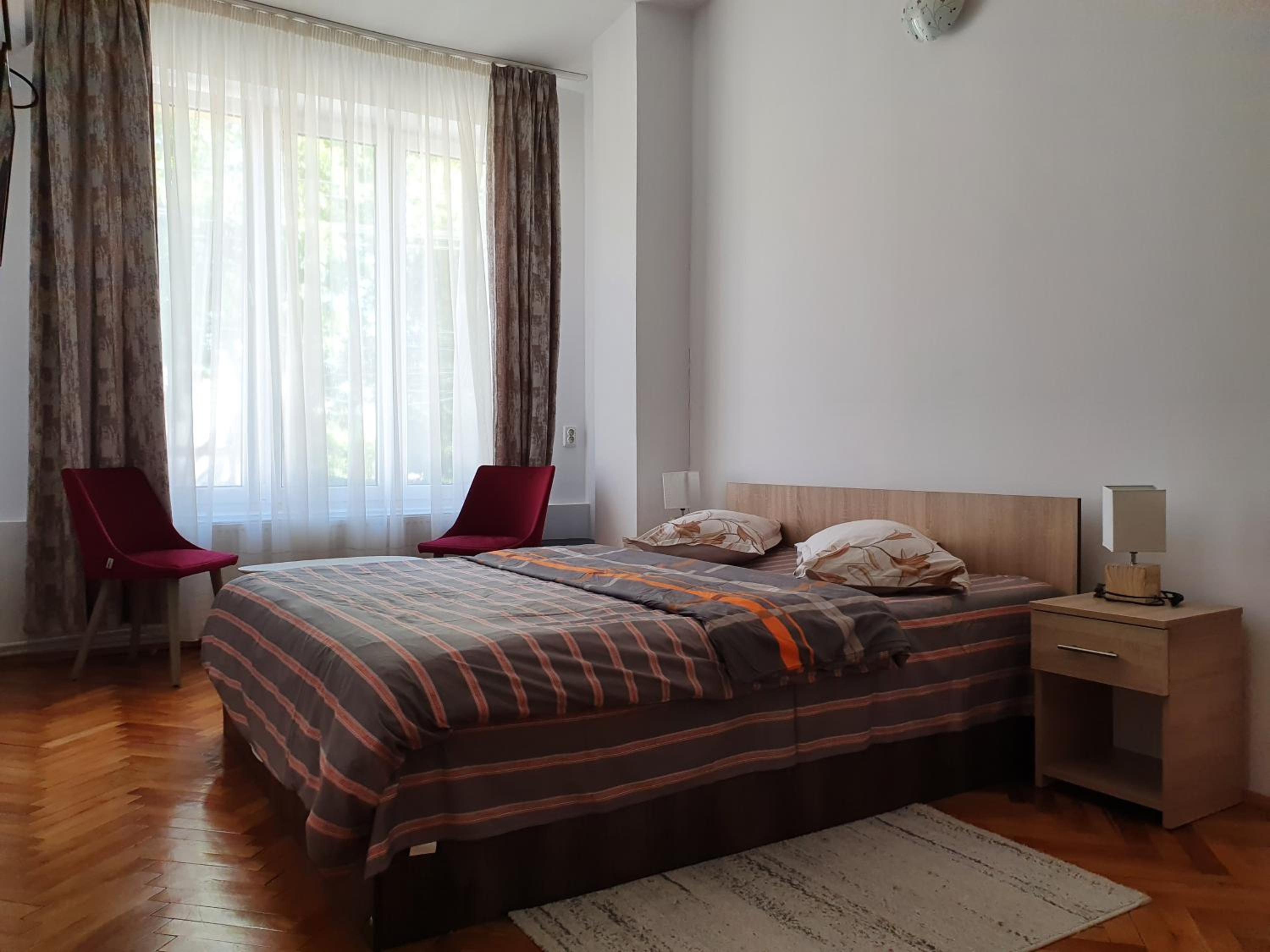 One-Bedroom Apartment photo 1