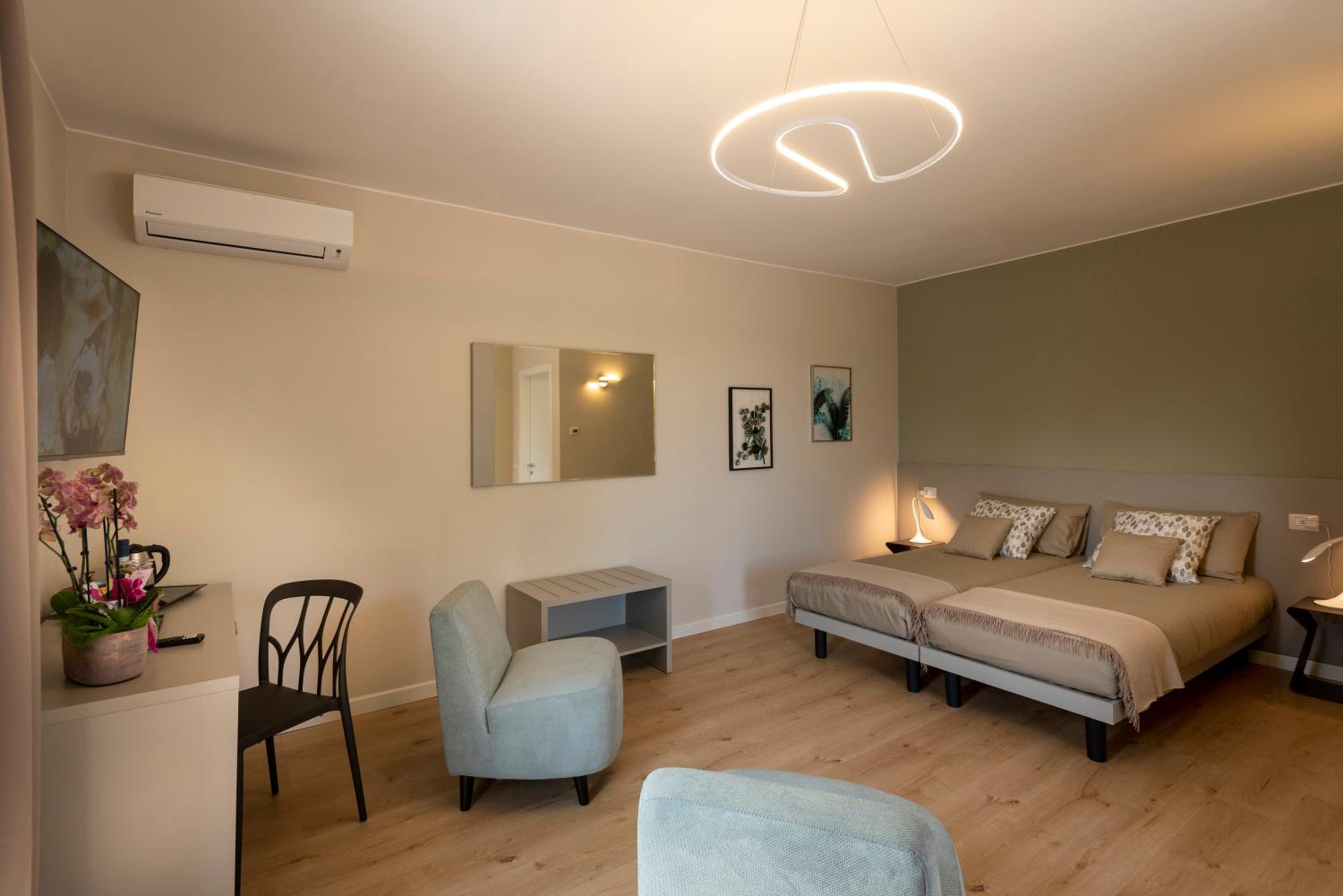Double Room with Balcony - Photo 5
