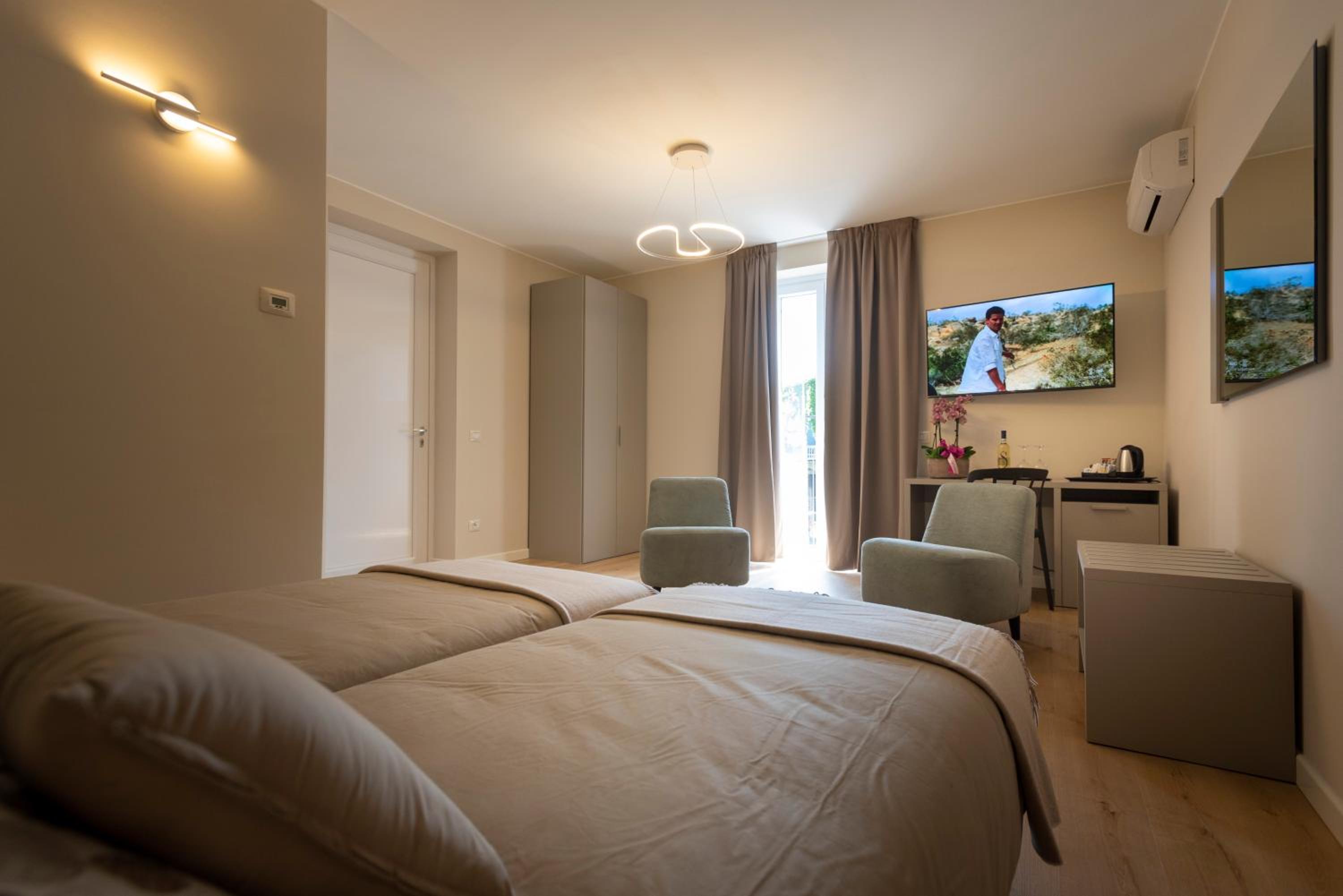 Double Room with Balcony - Photo 1