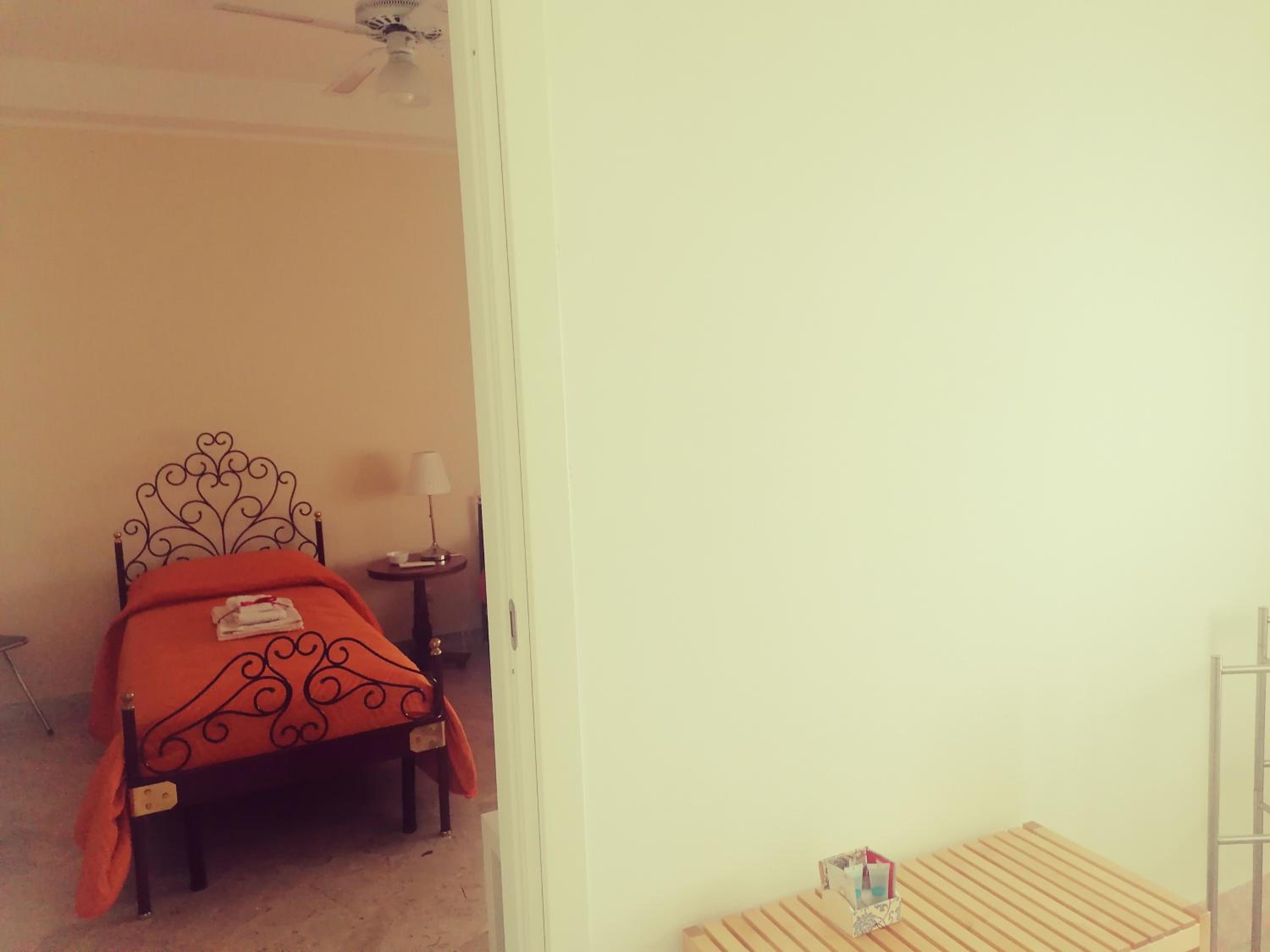Twin Room - Photo 3