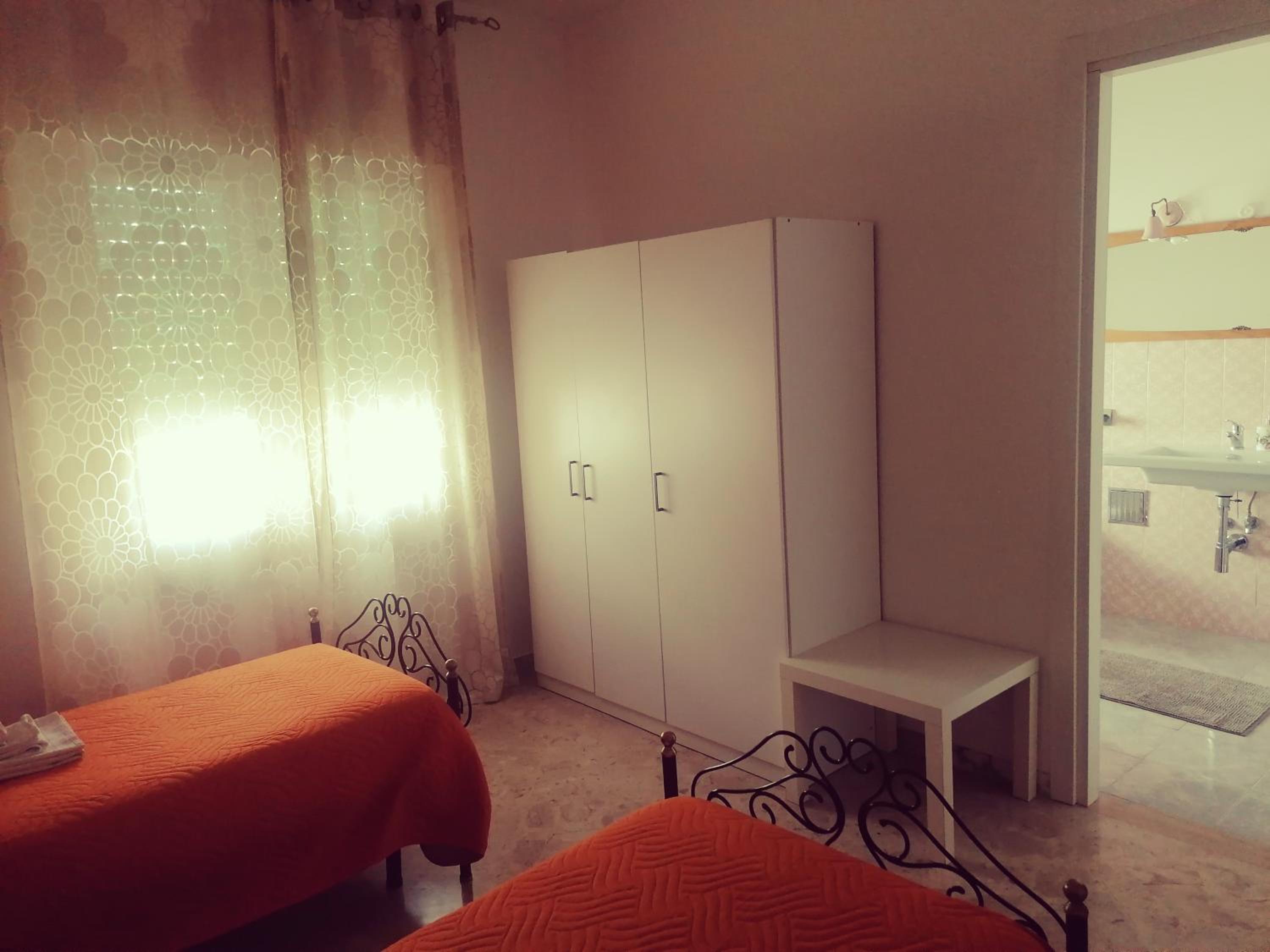 Twin Room - Photo 11