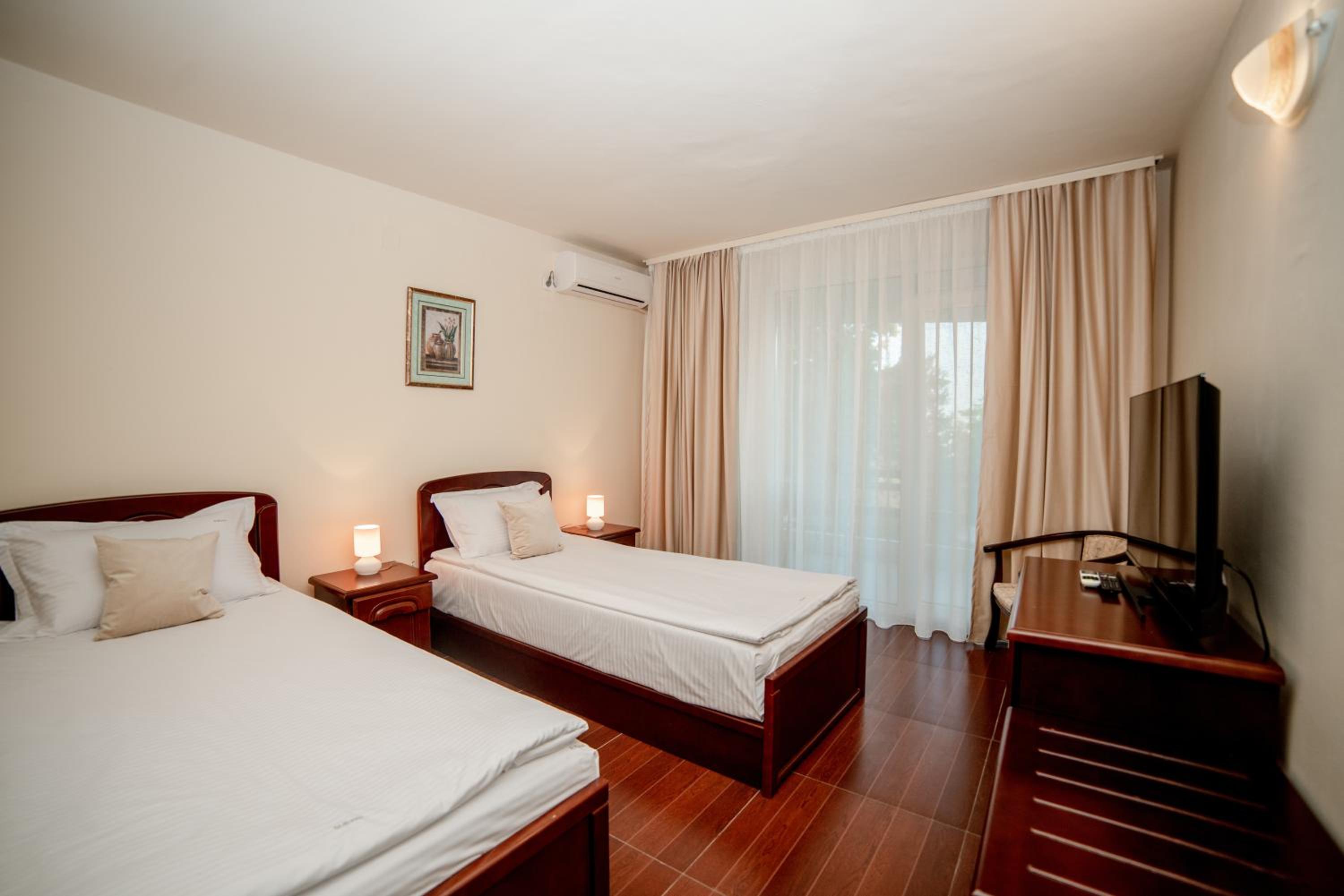 Standard Double or Twin Room - Photo 11