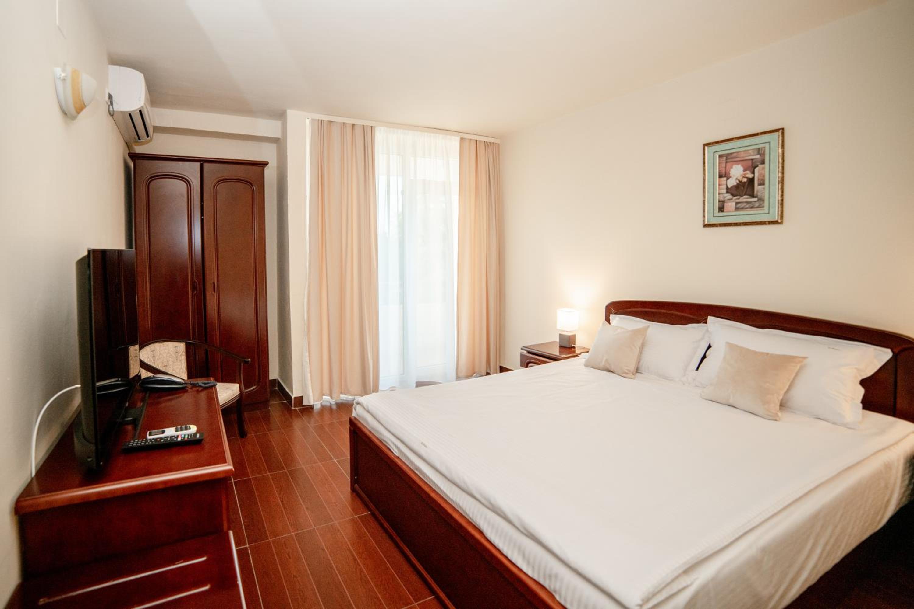 Standard Double or Twin Room - Photo 10