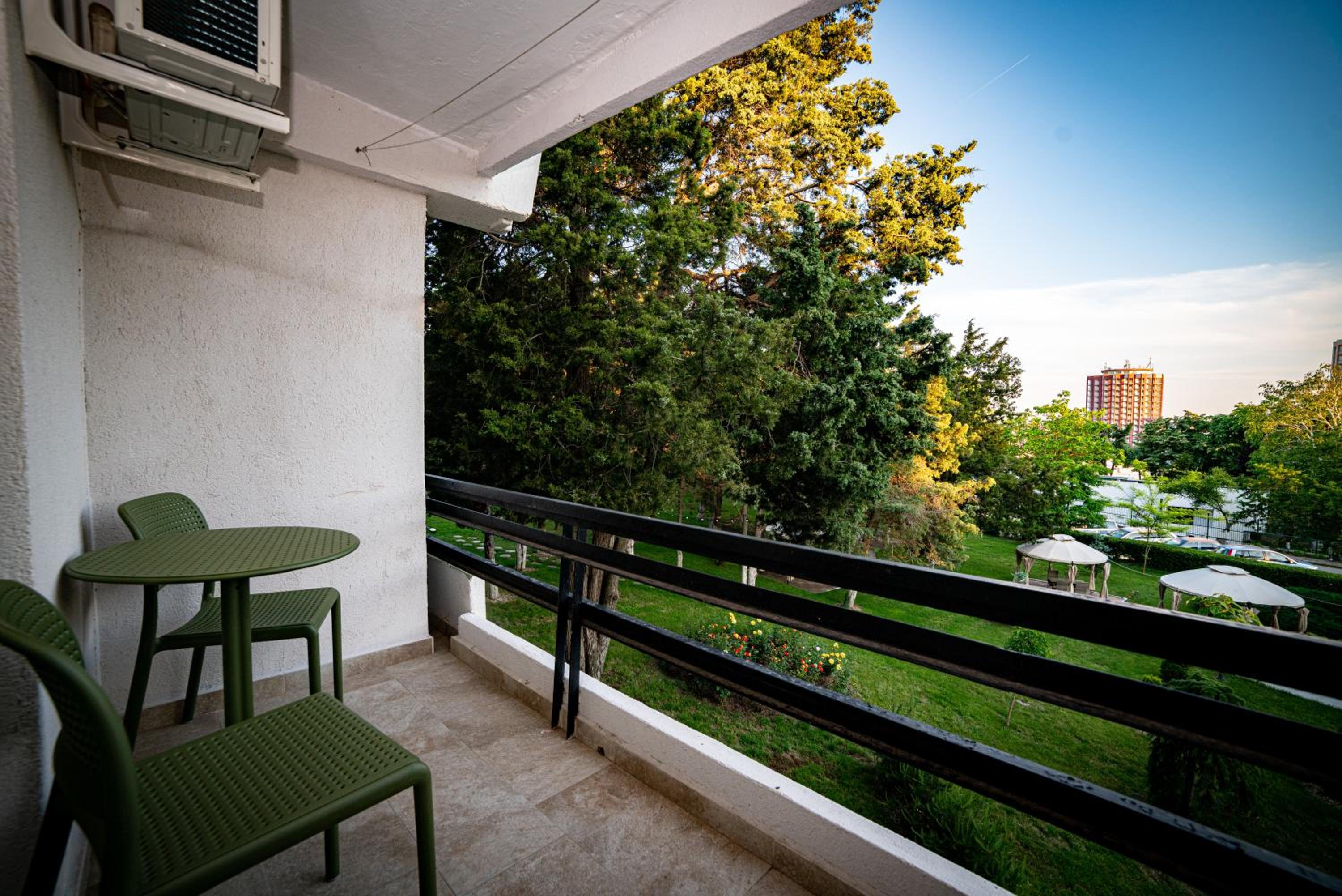 Standard Double or Twin Room with Garden View - Photo 8