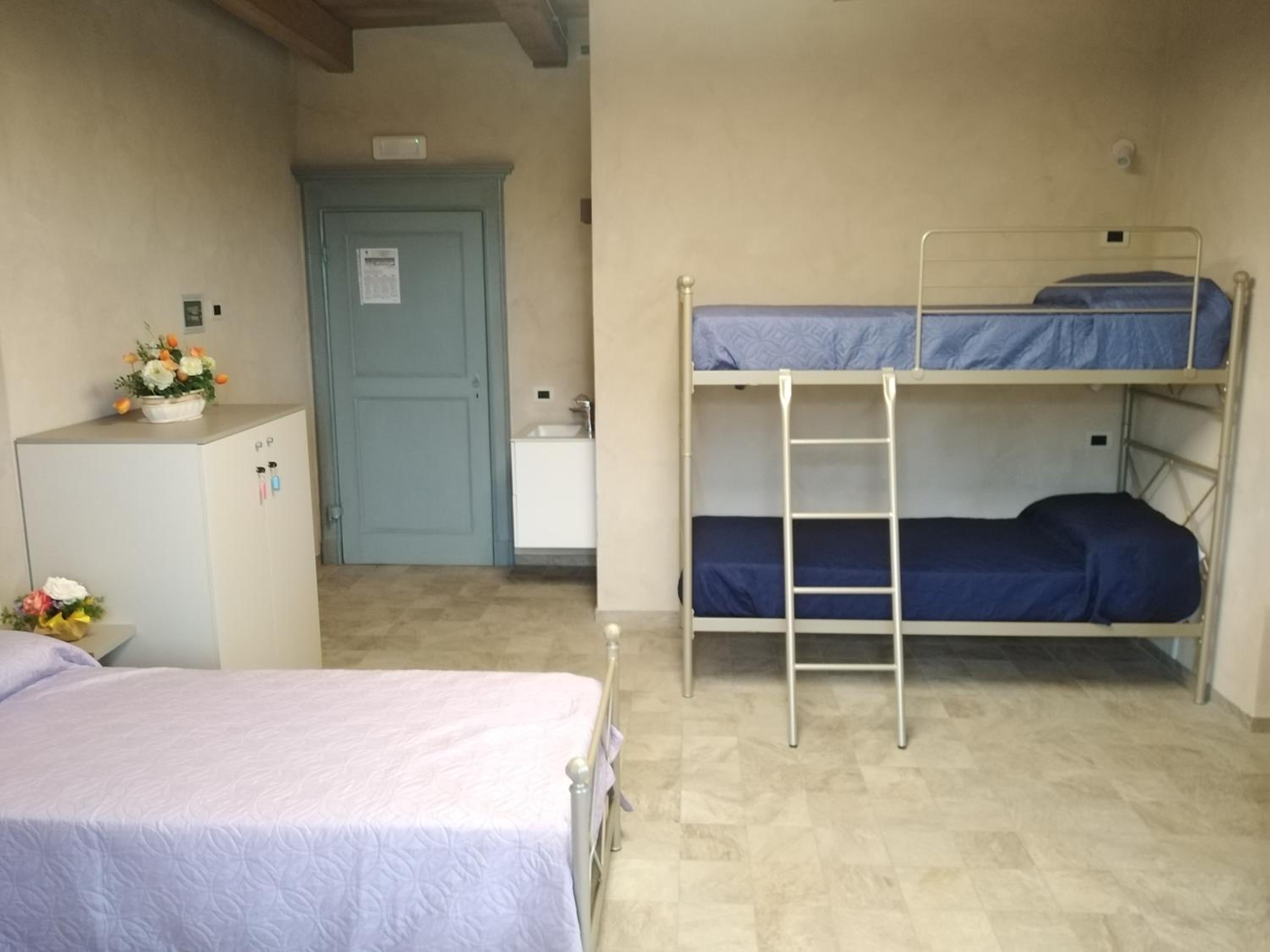 Bed in 4-Bed Mixed Dormitory Room photo 2