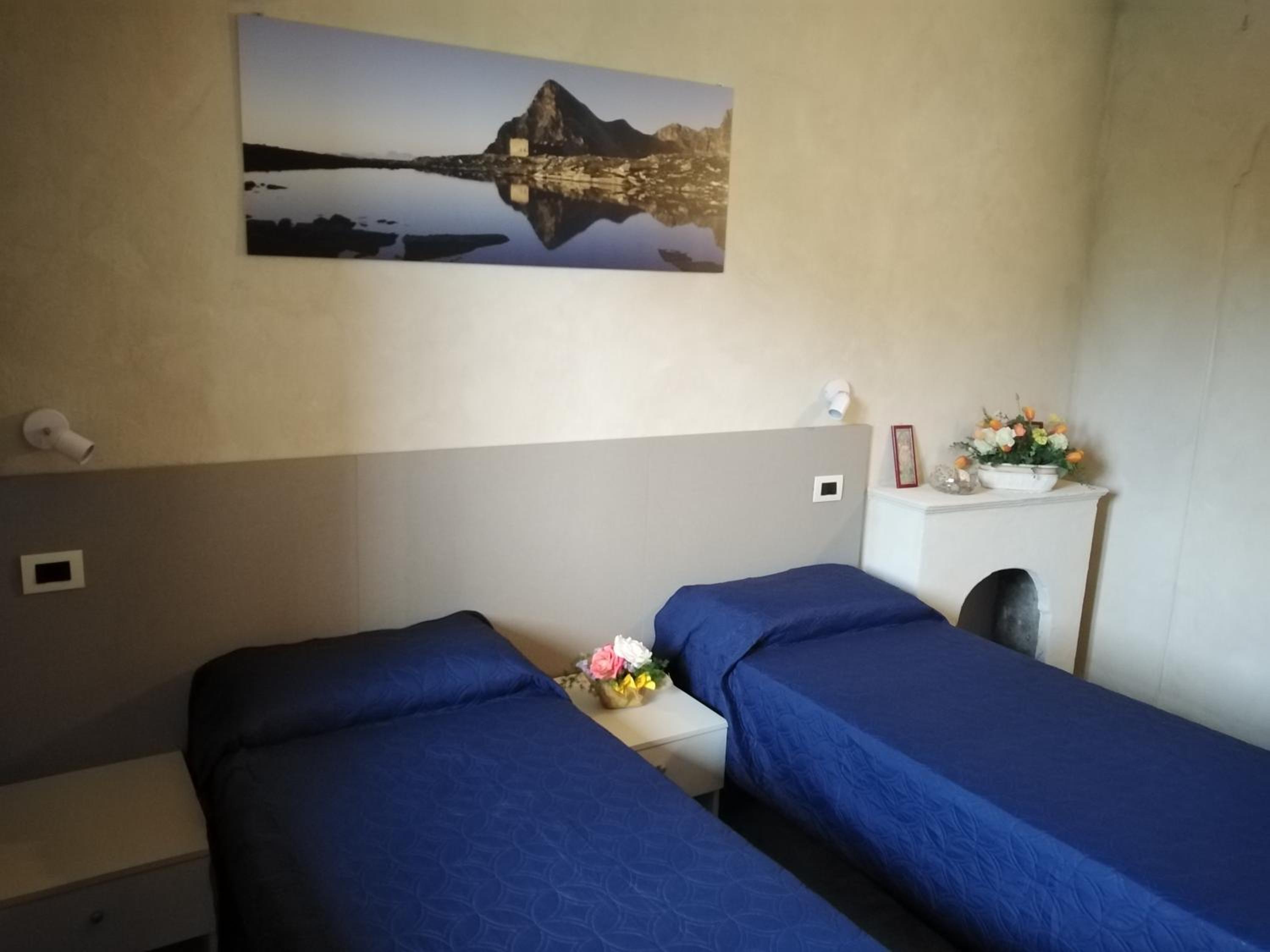 Twin Room with Private Bathroom photo 1