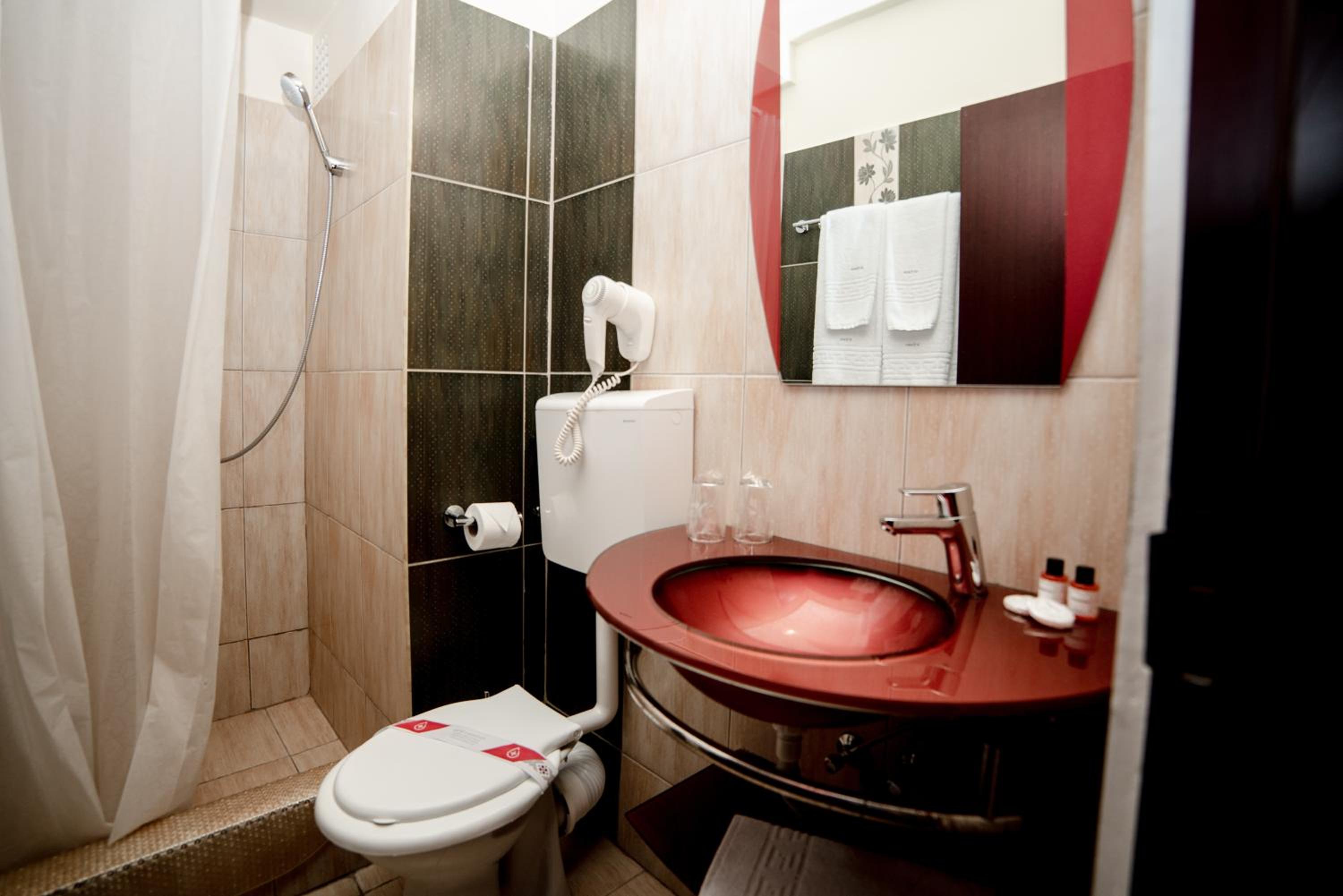 Standard Double or Twin Room - Photo 8